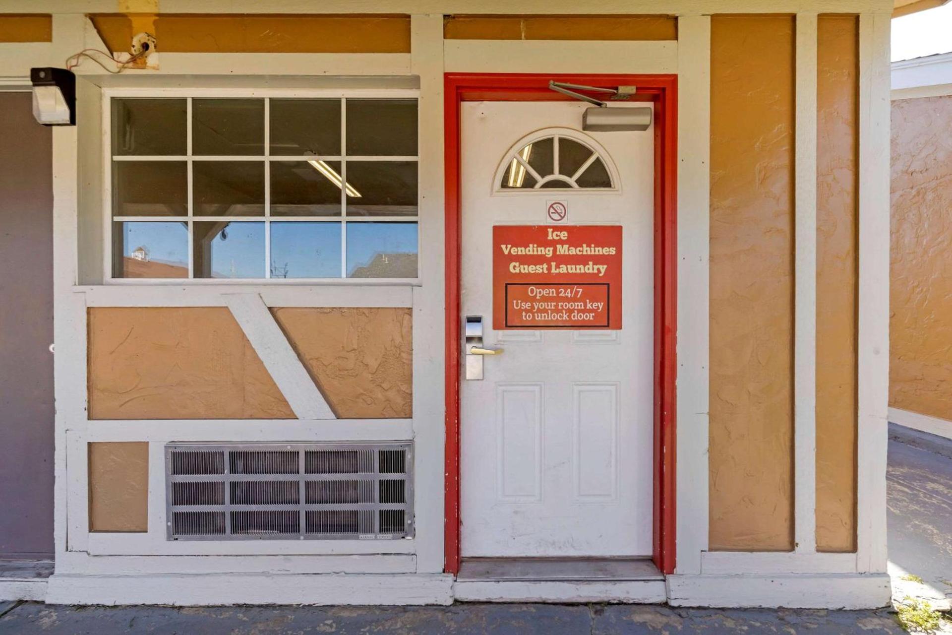 Econo Lodge Pryor photo 30