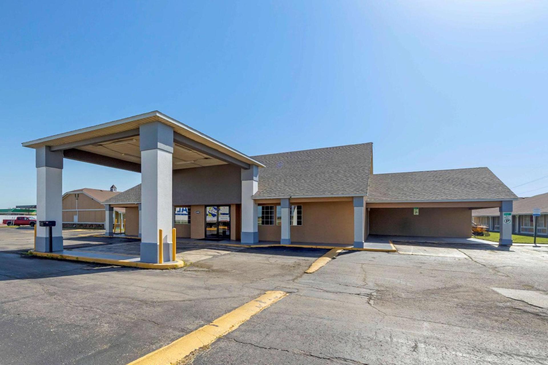 Econo Lodge Pryor photo 2