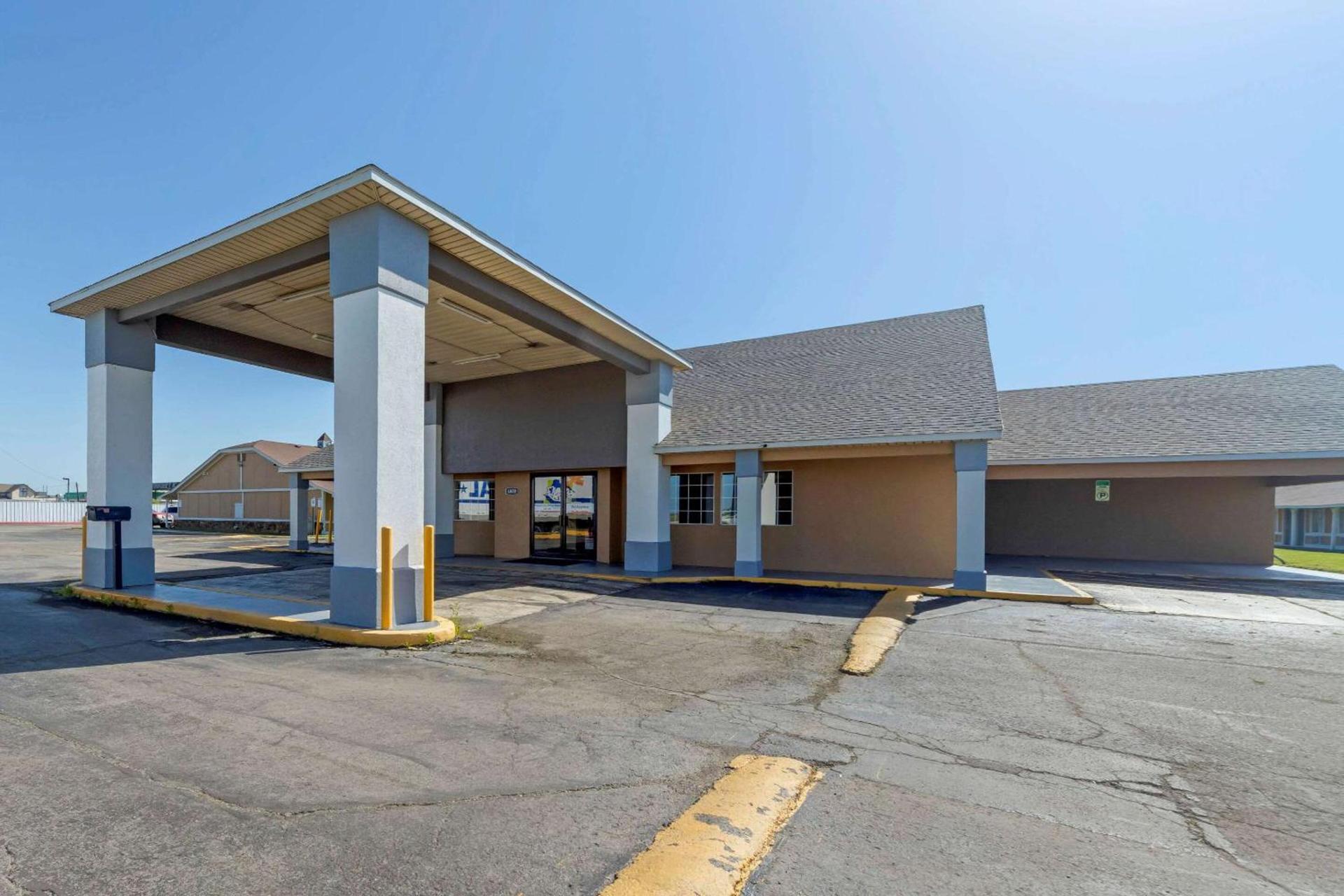 Econo Lodge Pryor photo 3