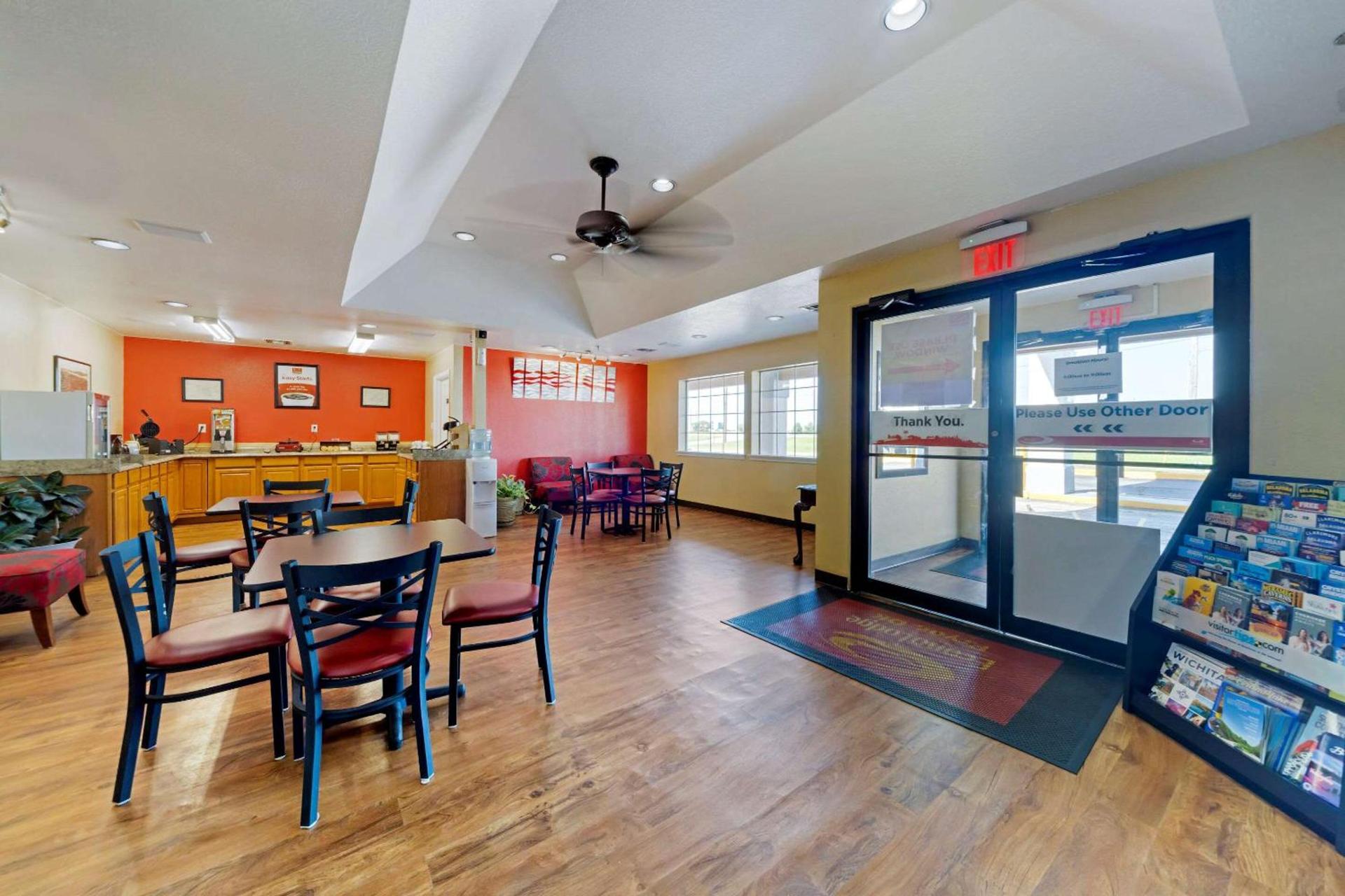 Econo Lodge Pryor photo 5