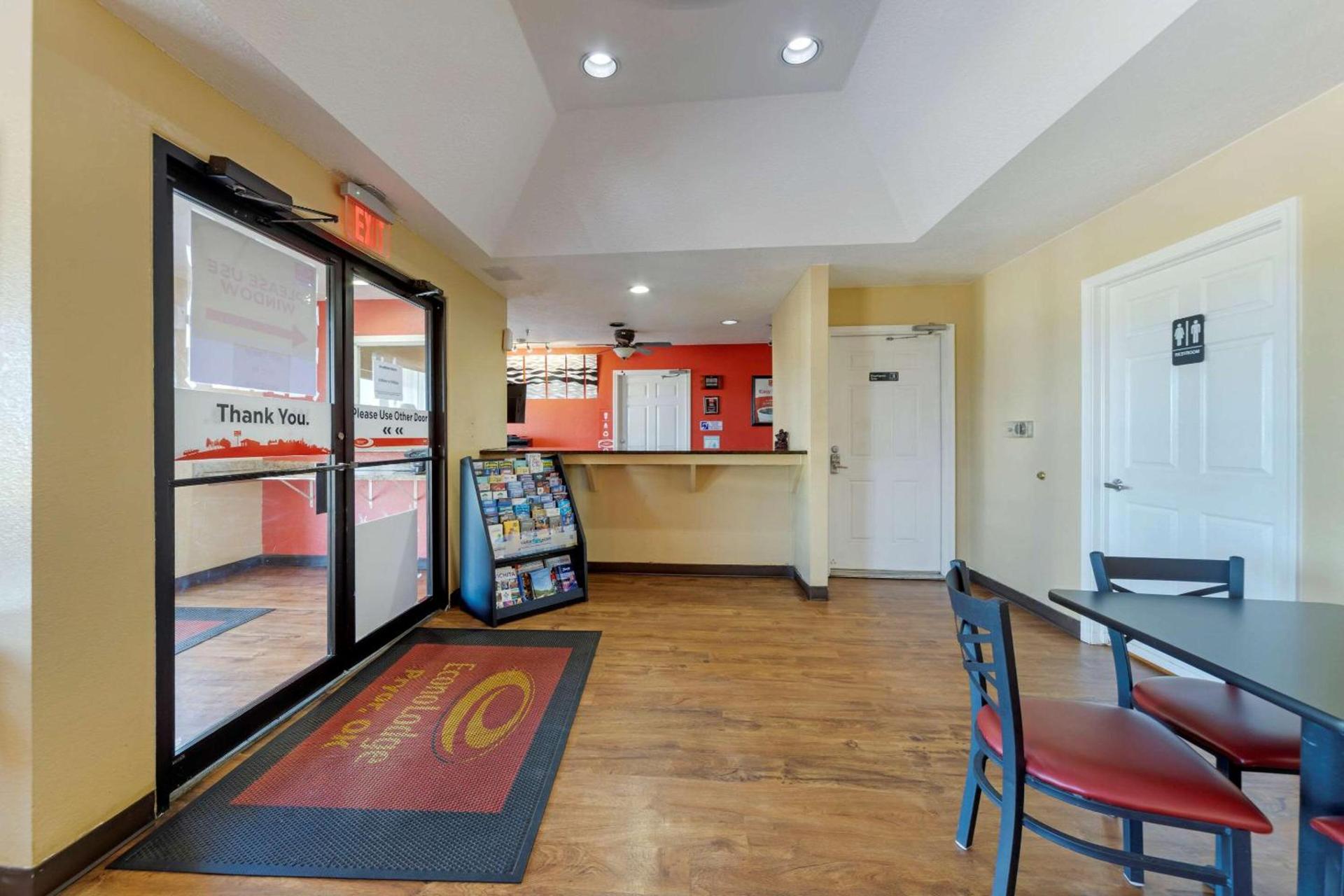 Econo Lodge Pryor photo 6