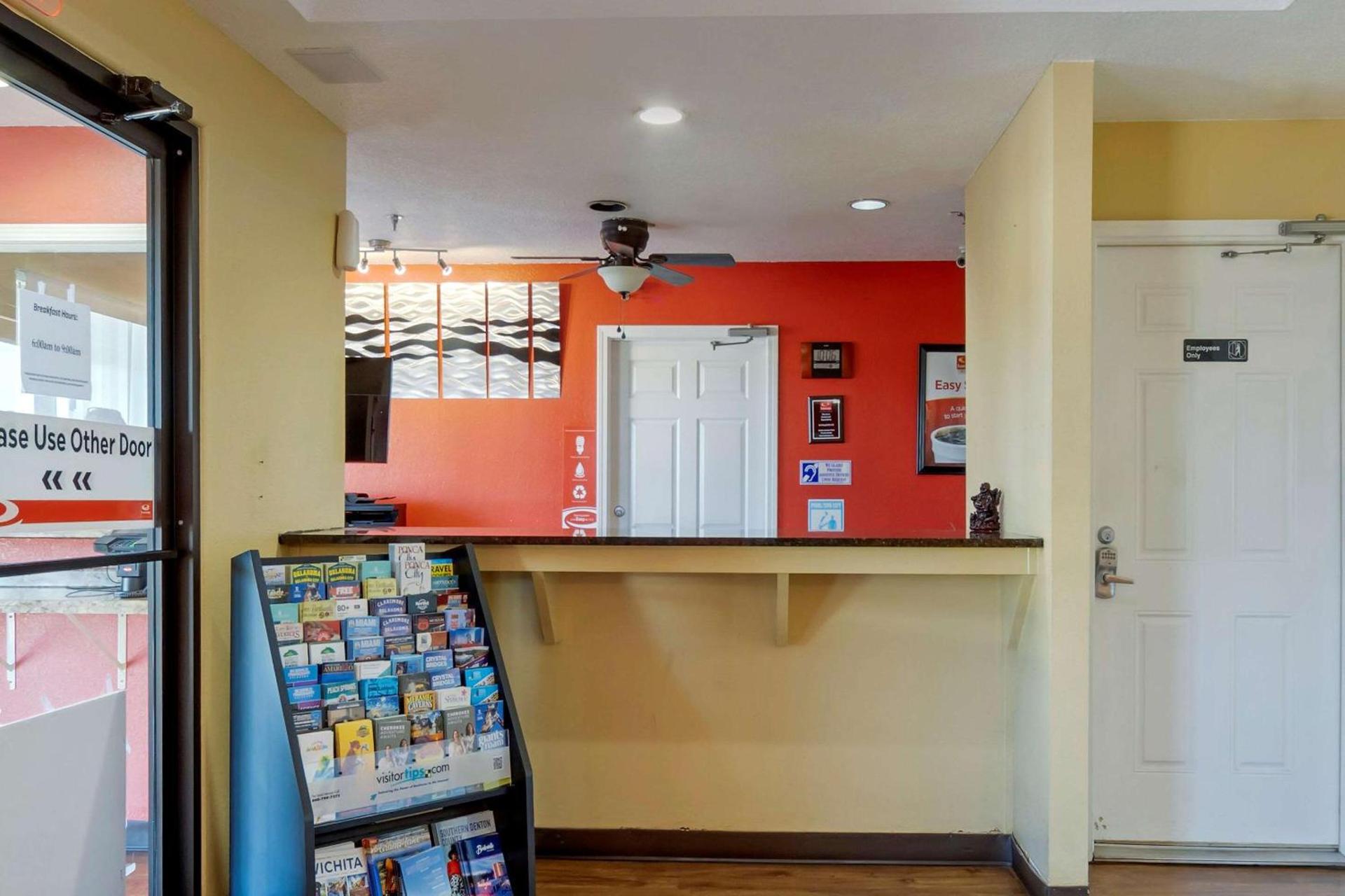 Econo Lodge Pryor photo 7