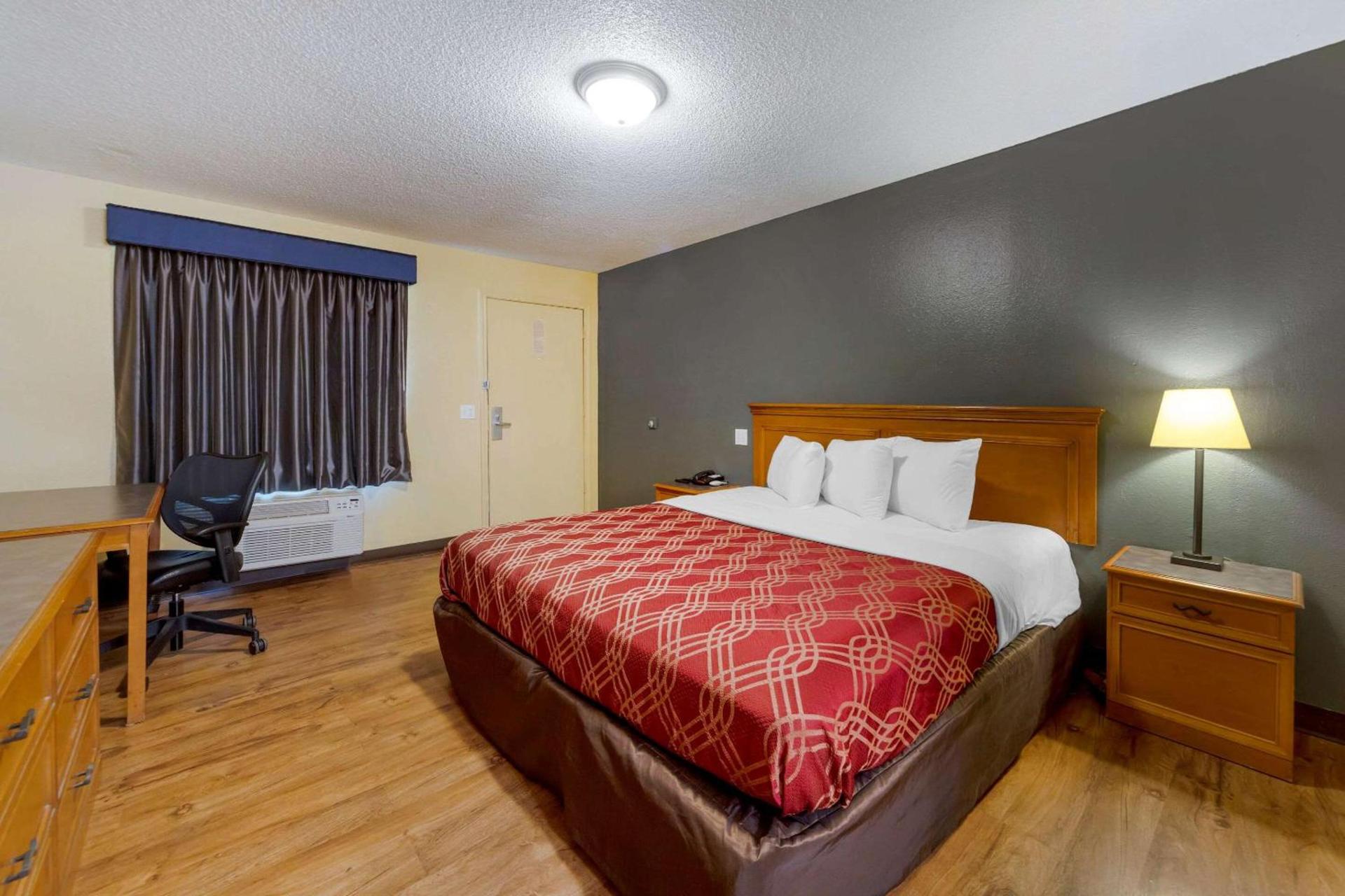 Econo Lodge Pryor photo 8