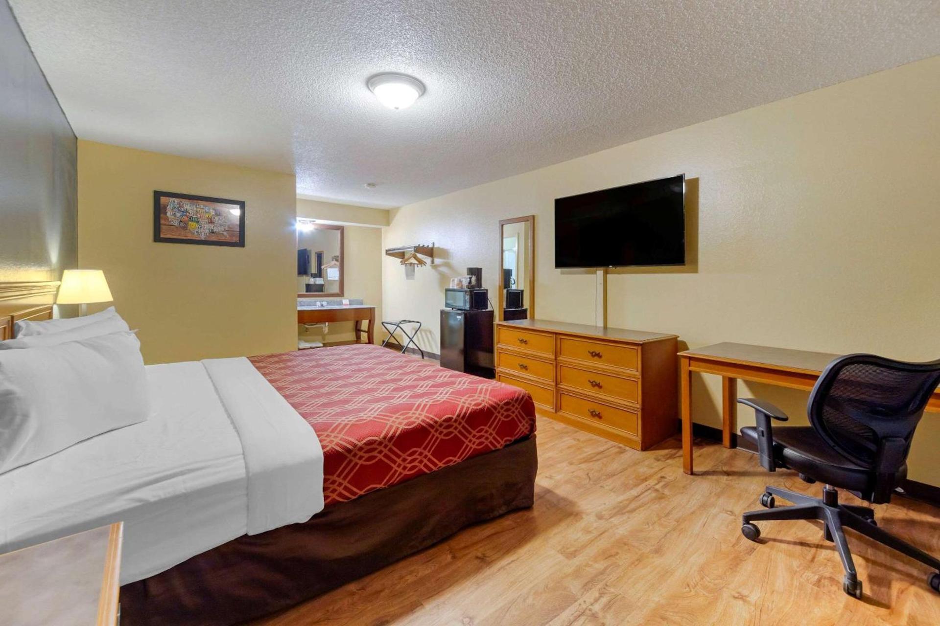 Econo Lodge Pryor photo 9