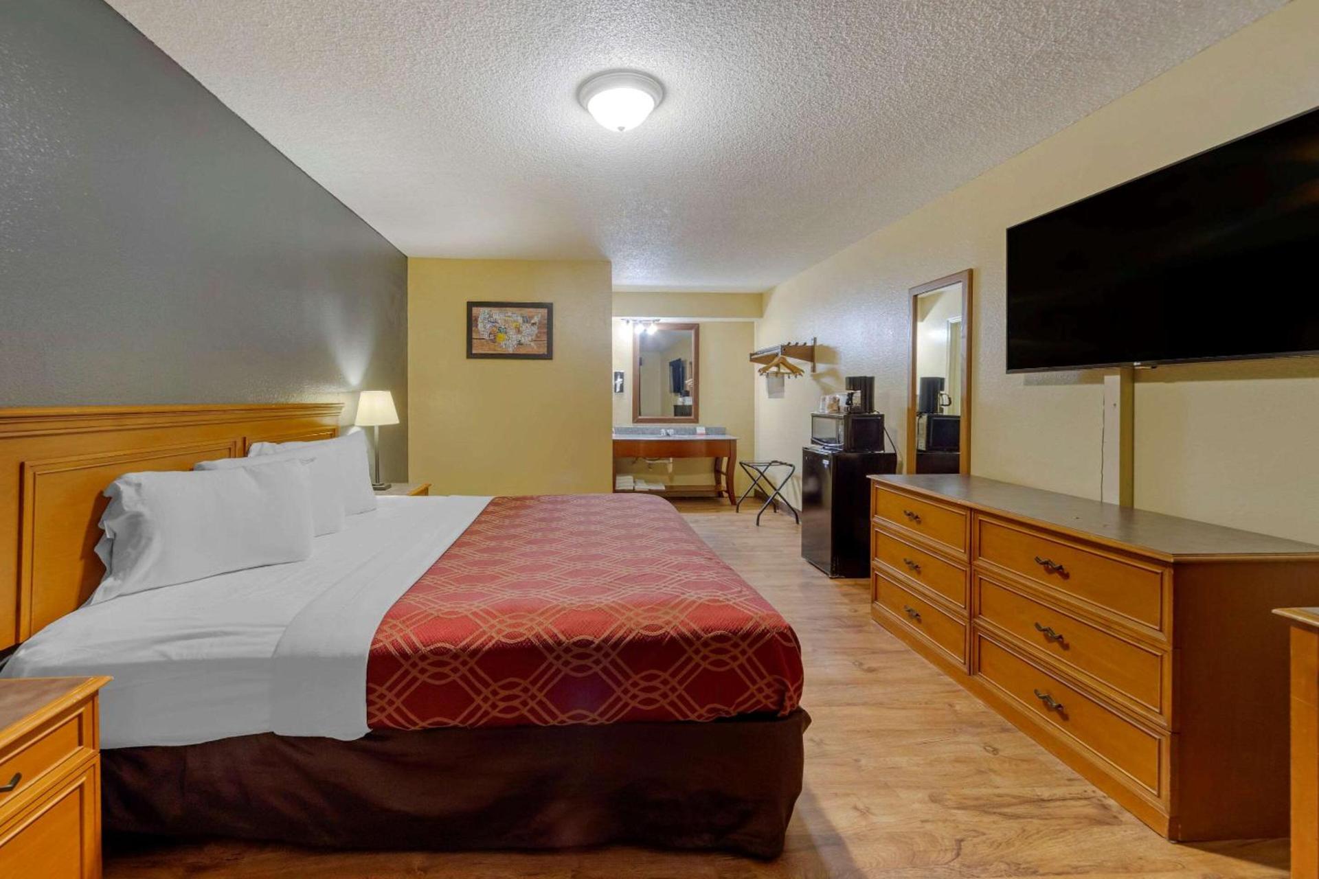 Econo Lodge Pryor photo 10
