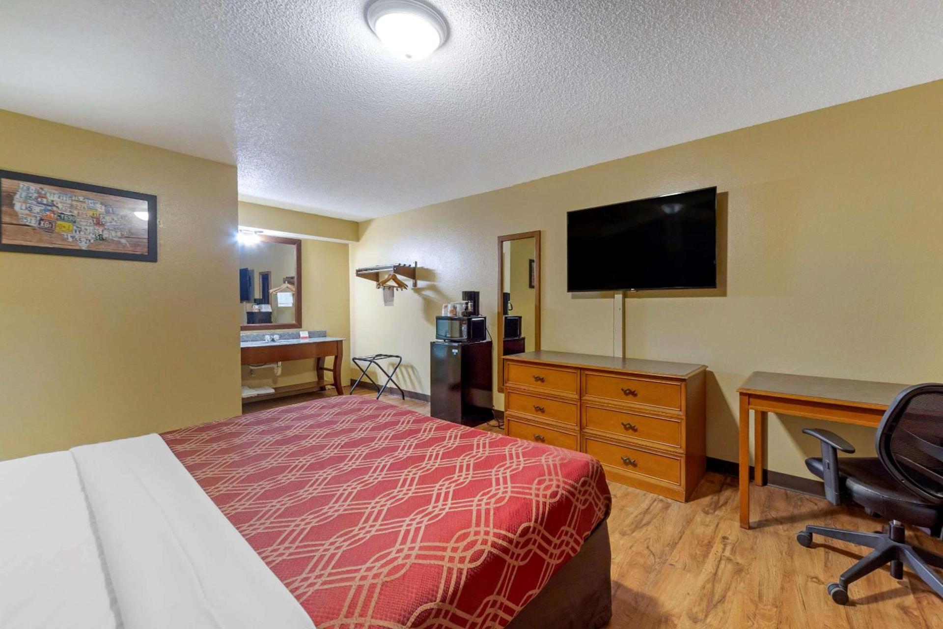 Econo Lodge Pryor photo 11