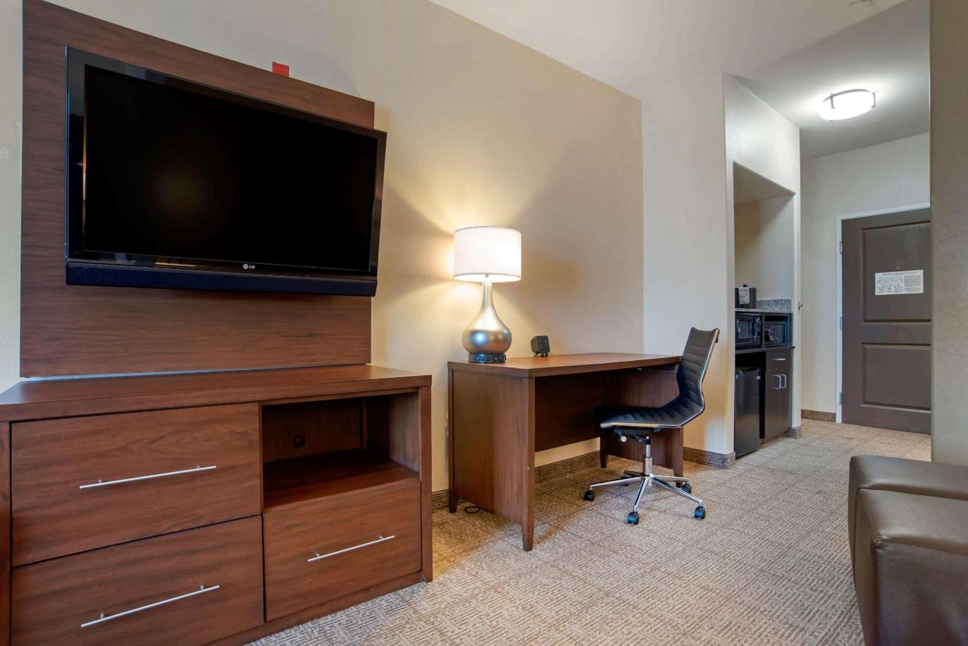 Comfort Suites Alexandria North photo 10
