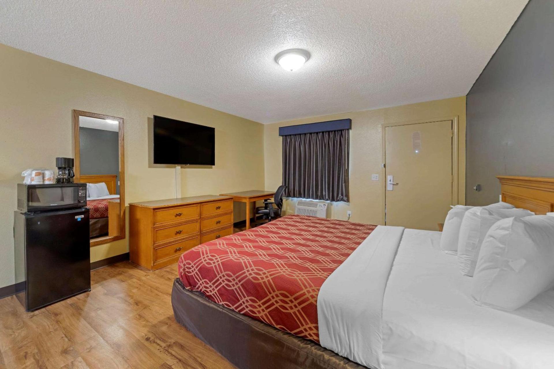 Econo Lodge Pryor photo 12
