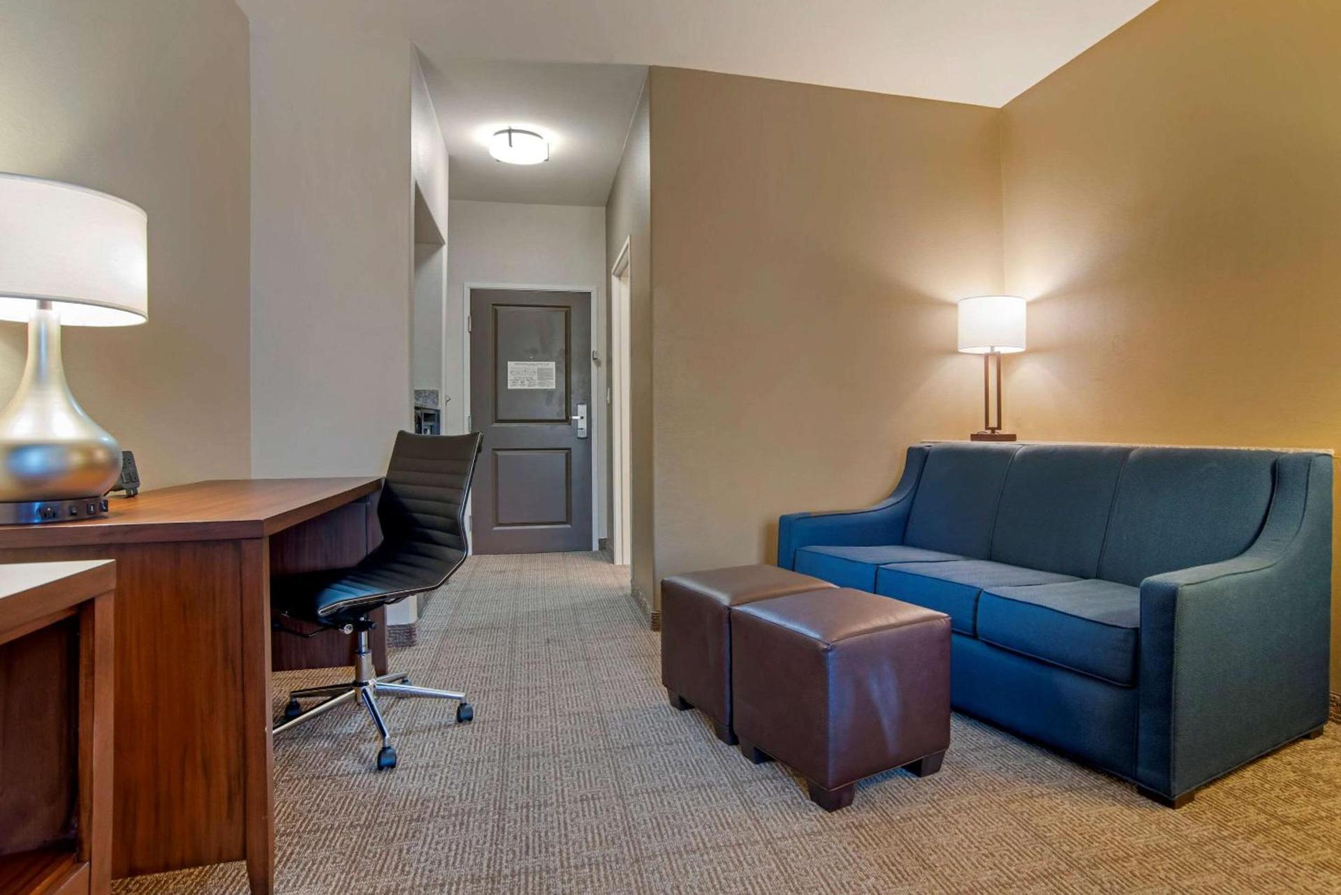 Comfort Suites Alexandria North photo 11