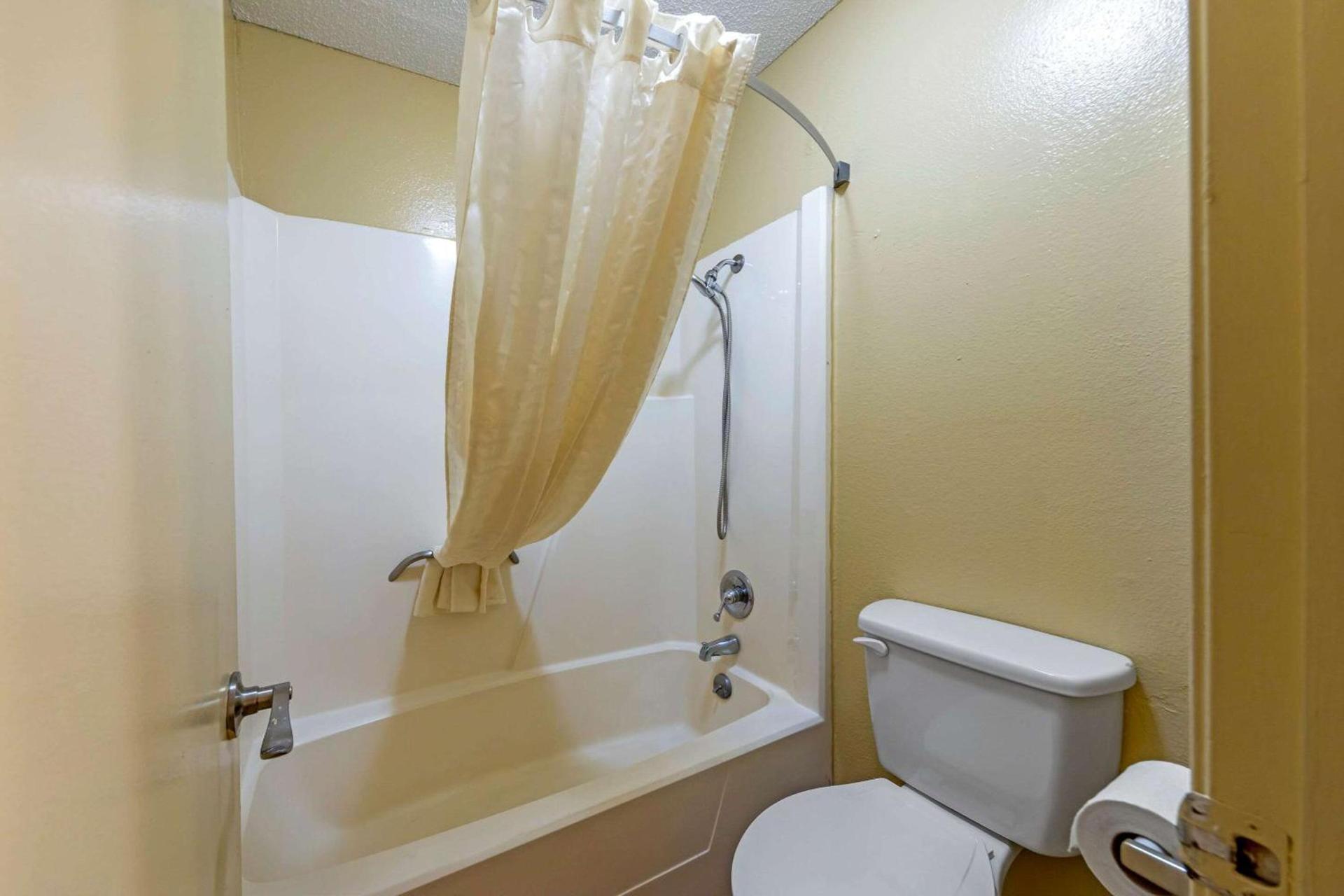 Econo Lodge Pryor photo 14