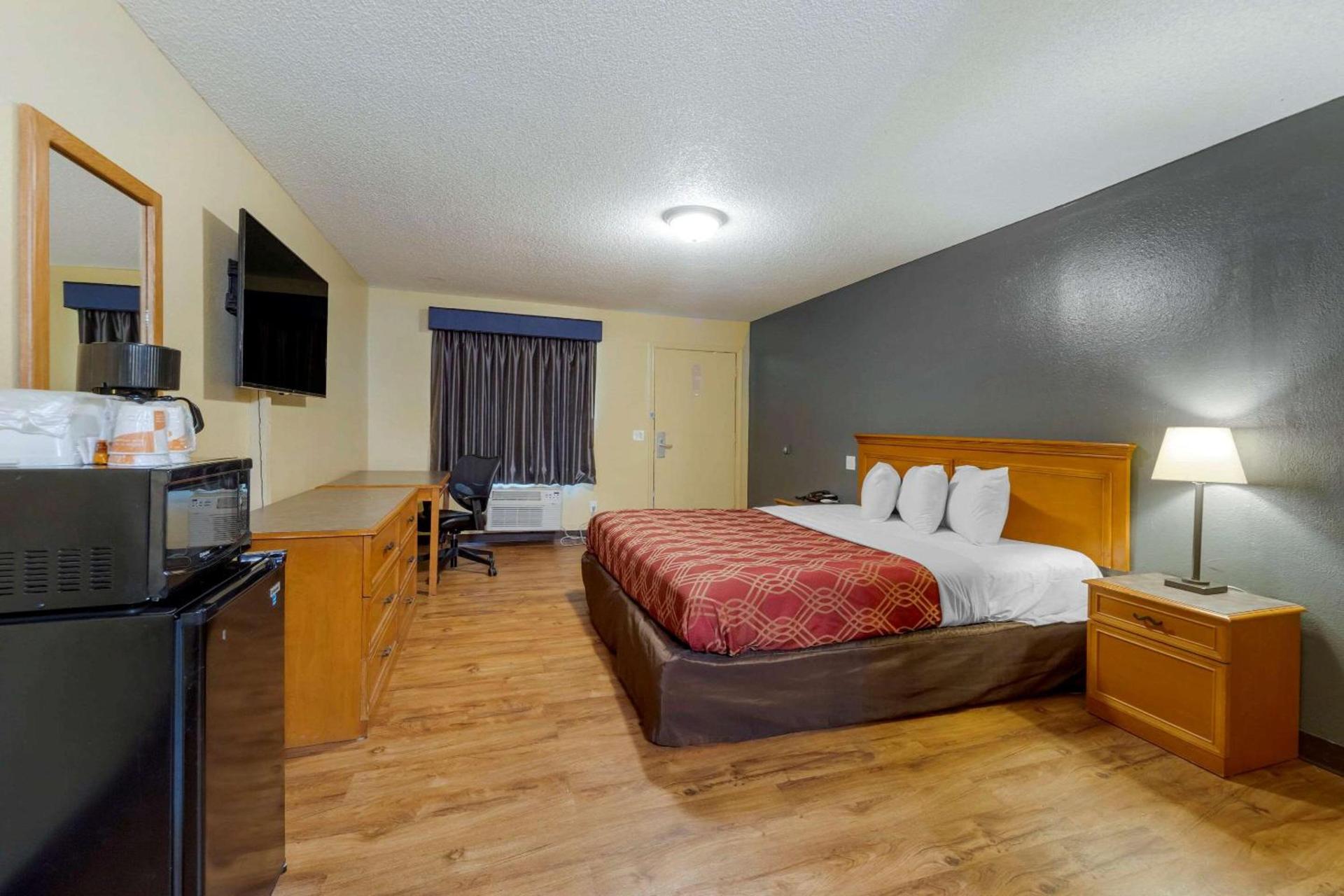 Econo Lodge Pryor photo 15