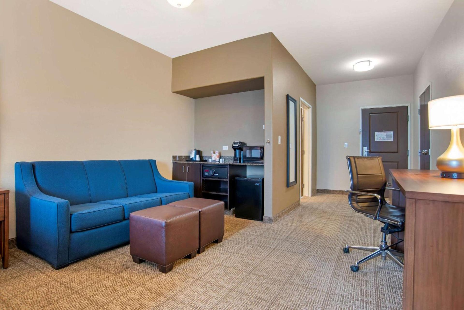 Comfort Suites Alexandria North photo 13