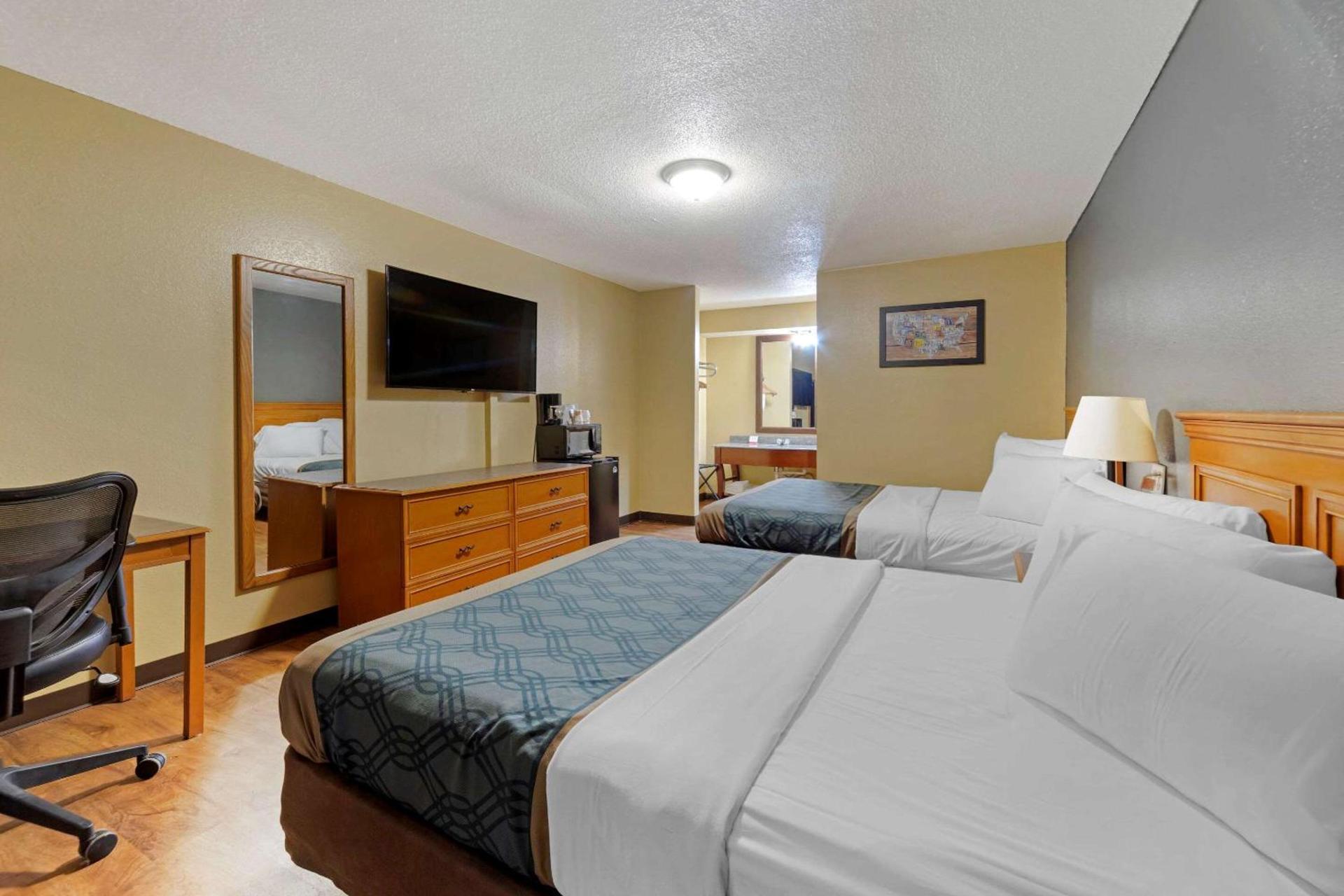 Econo Lodge Pryor photo 31