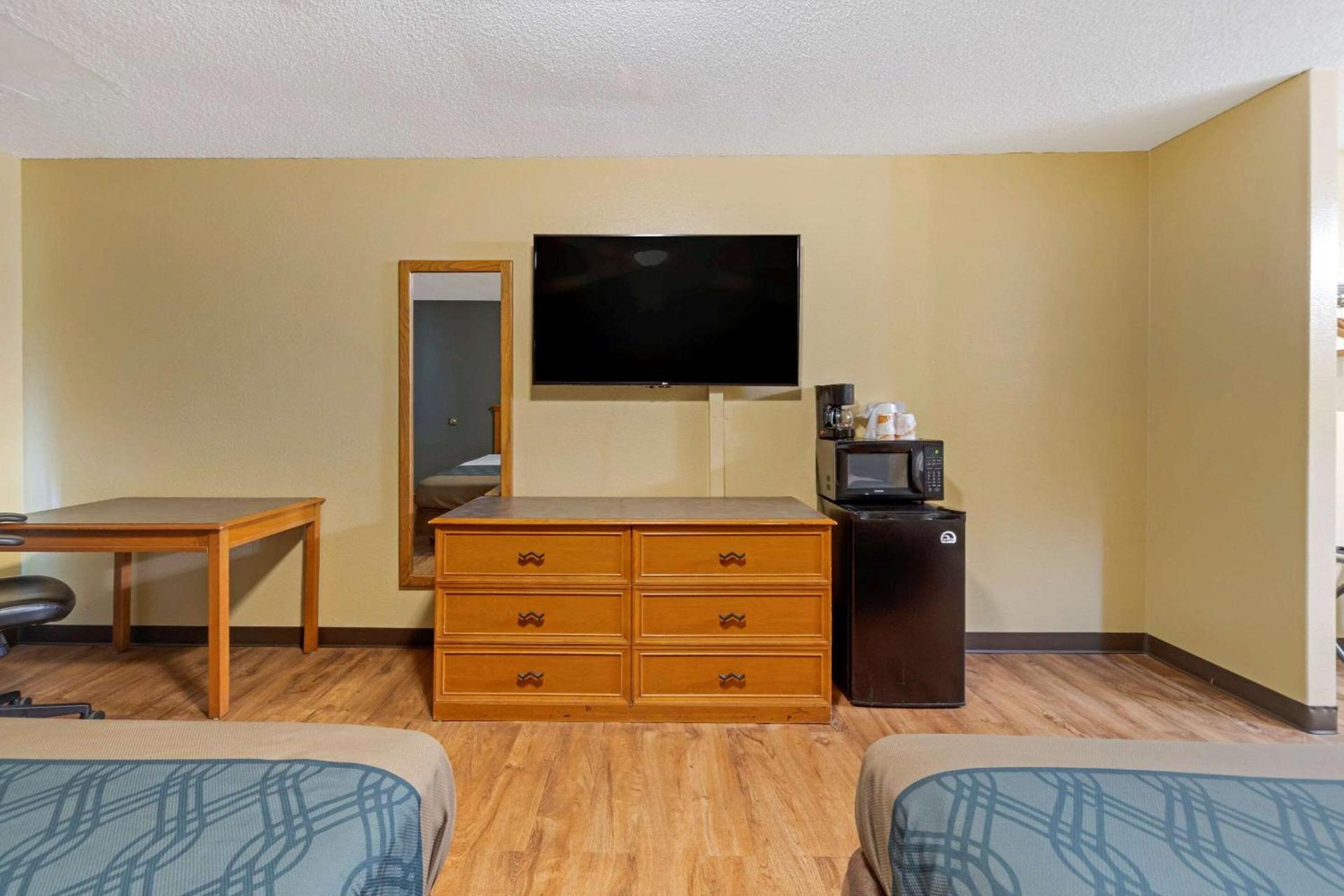Econo Lodge Pryor photo 17