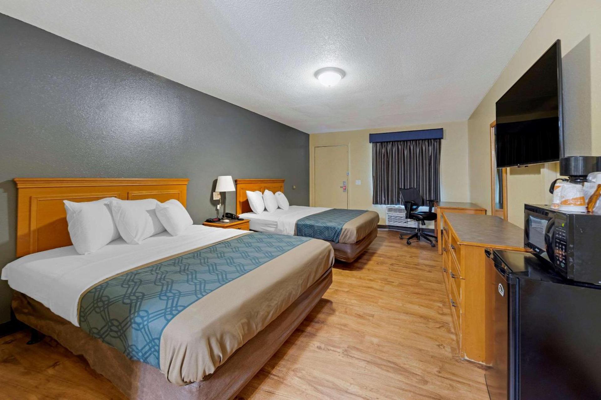 Econo Lodge Pryor photo 16