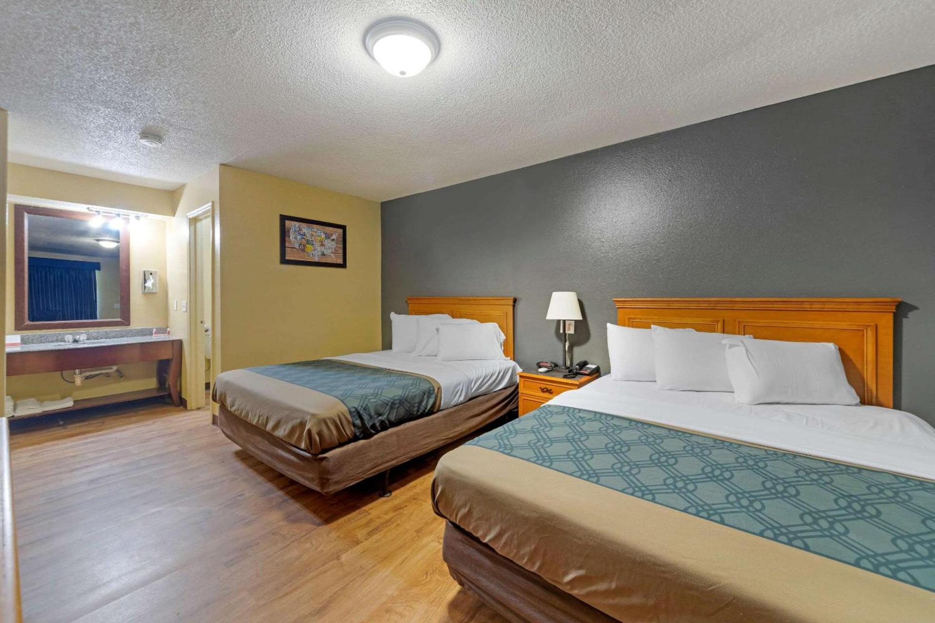 Econo Lodge Pryor photo 18