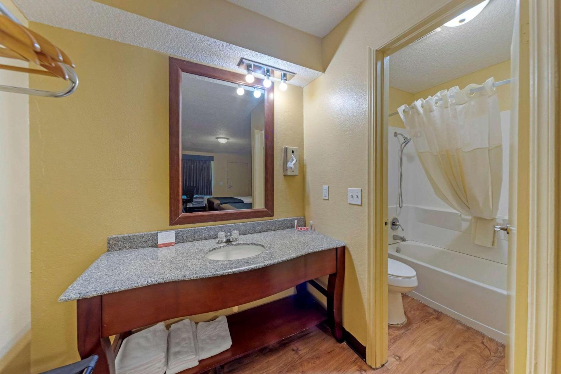 Econo Lodge Pryor photo 19