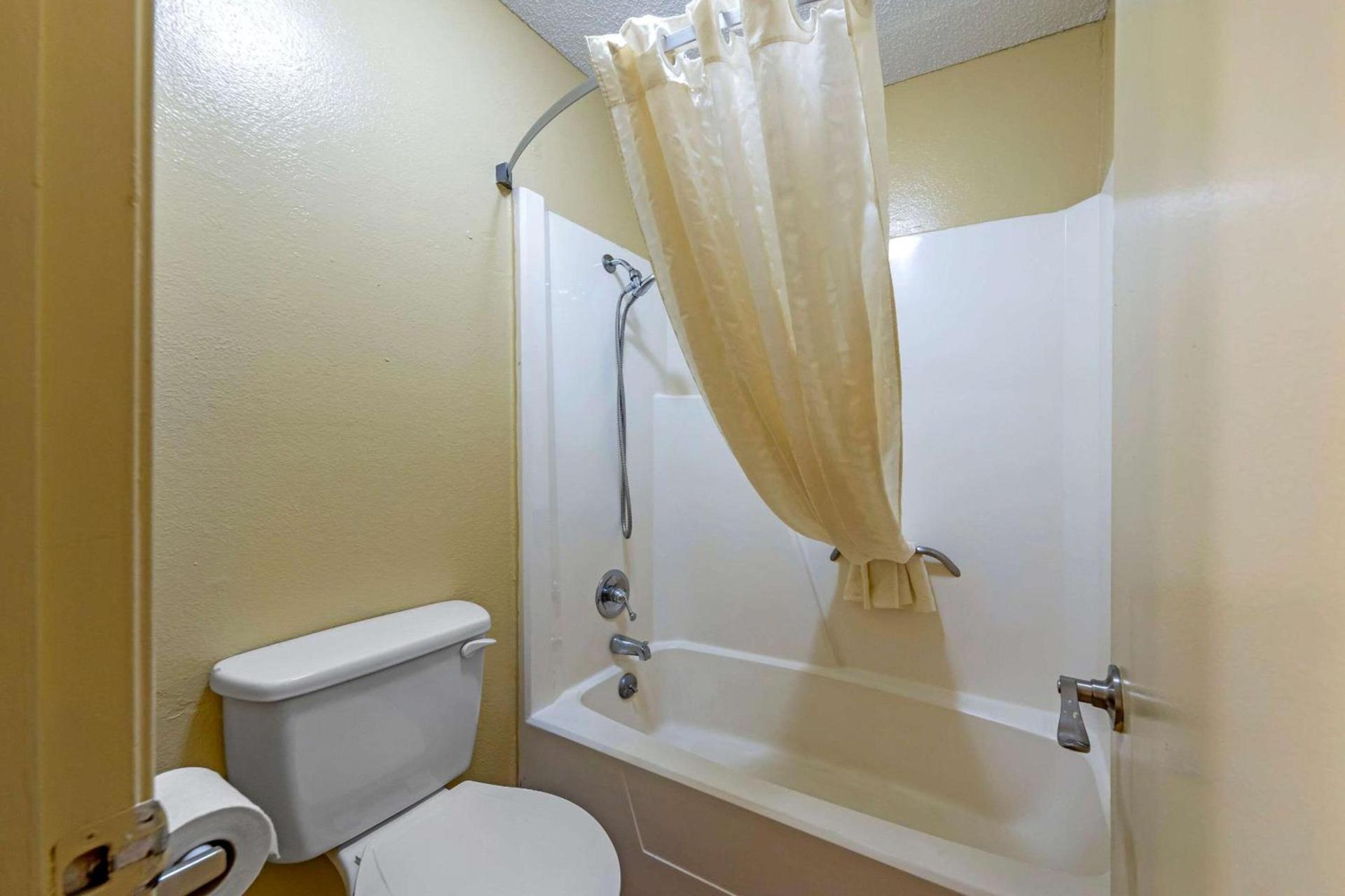 Econo Lodge Pryor photo 20