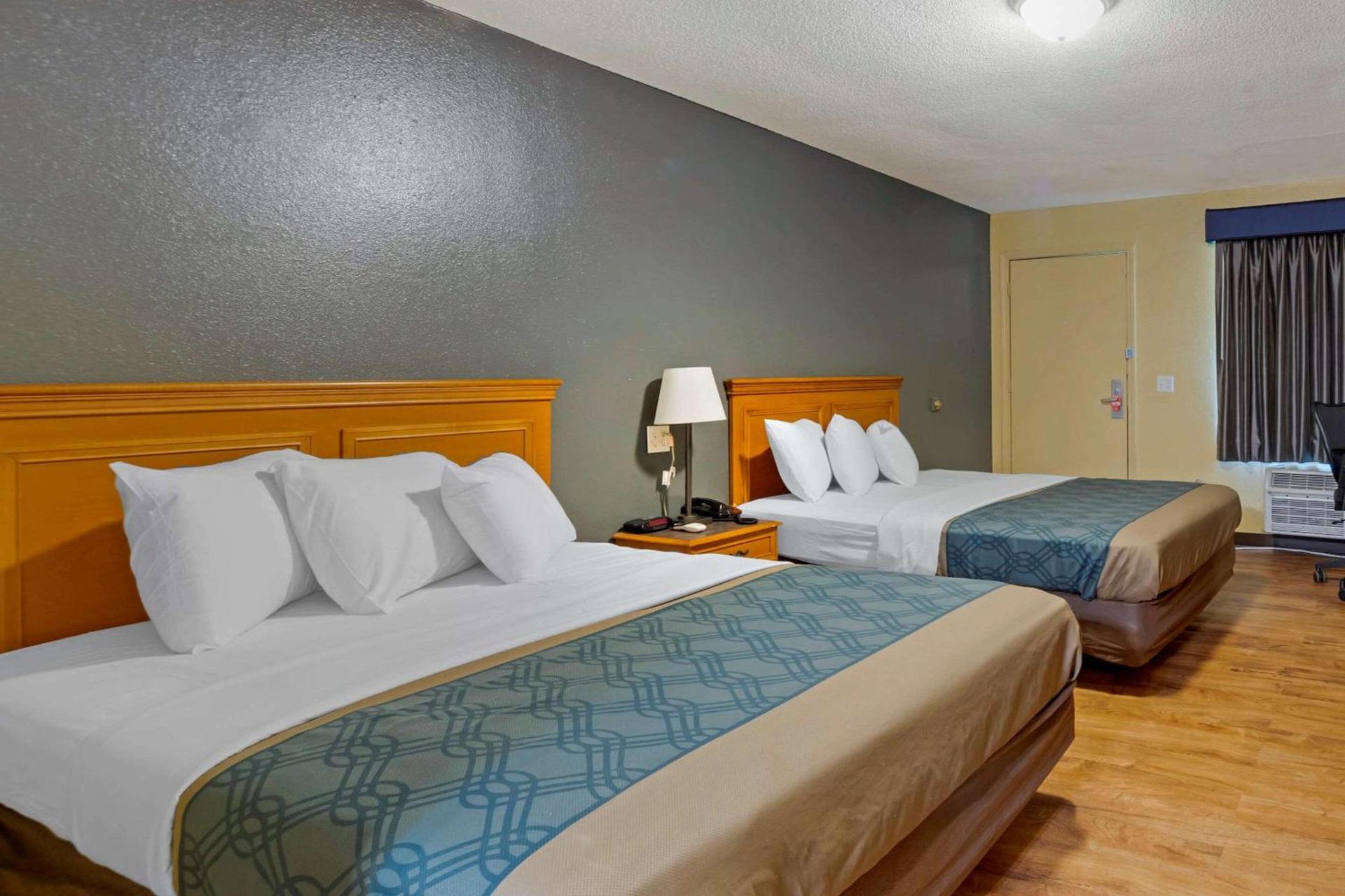 Econo Lodge Pryor photo 21