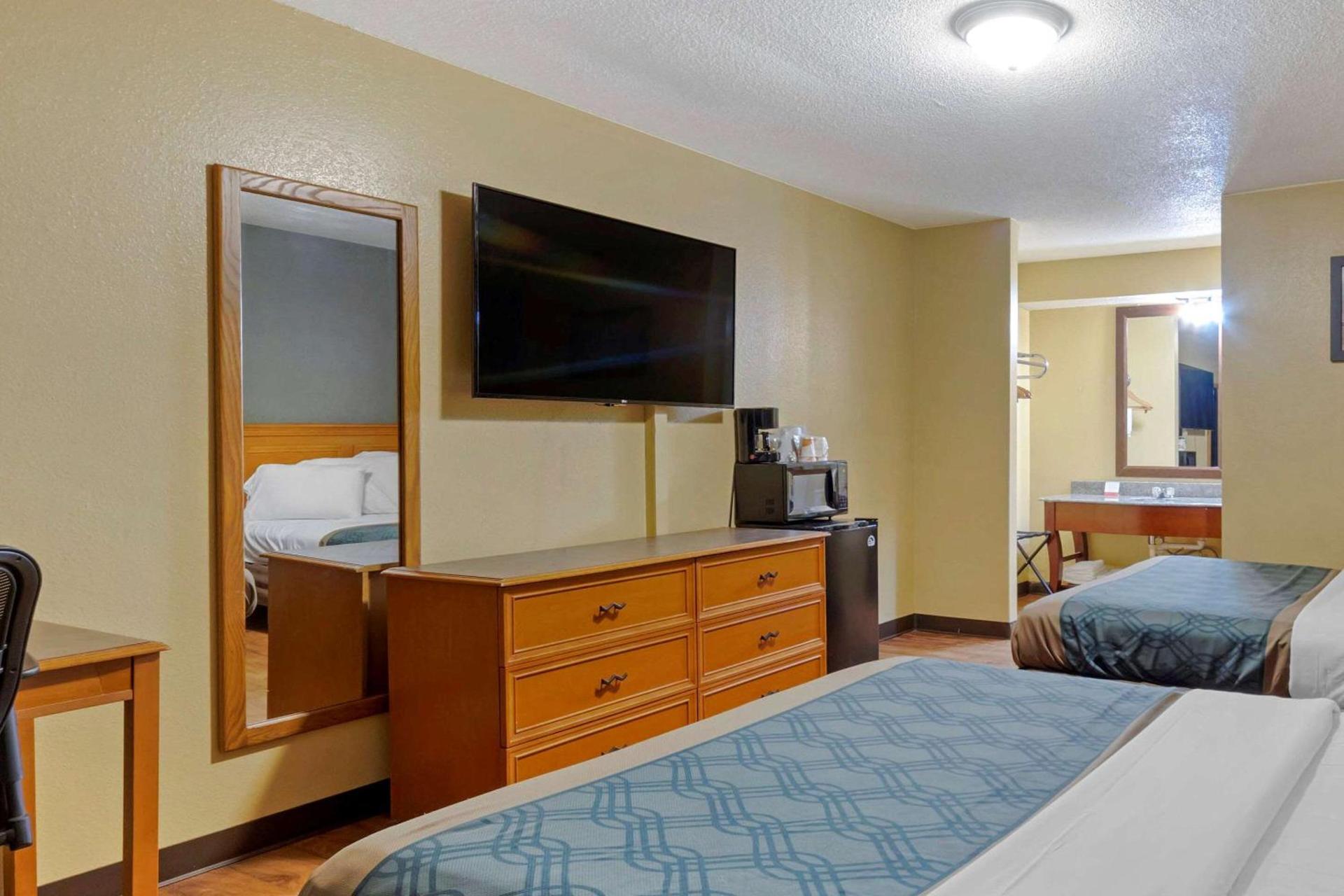 Econo Lodge Pryor photo 22