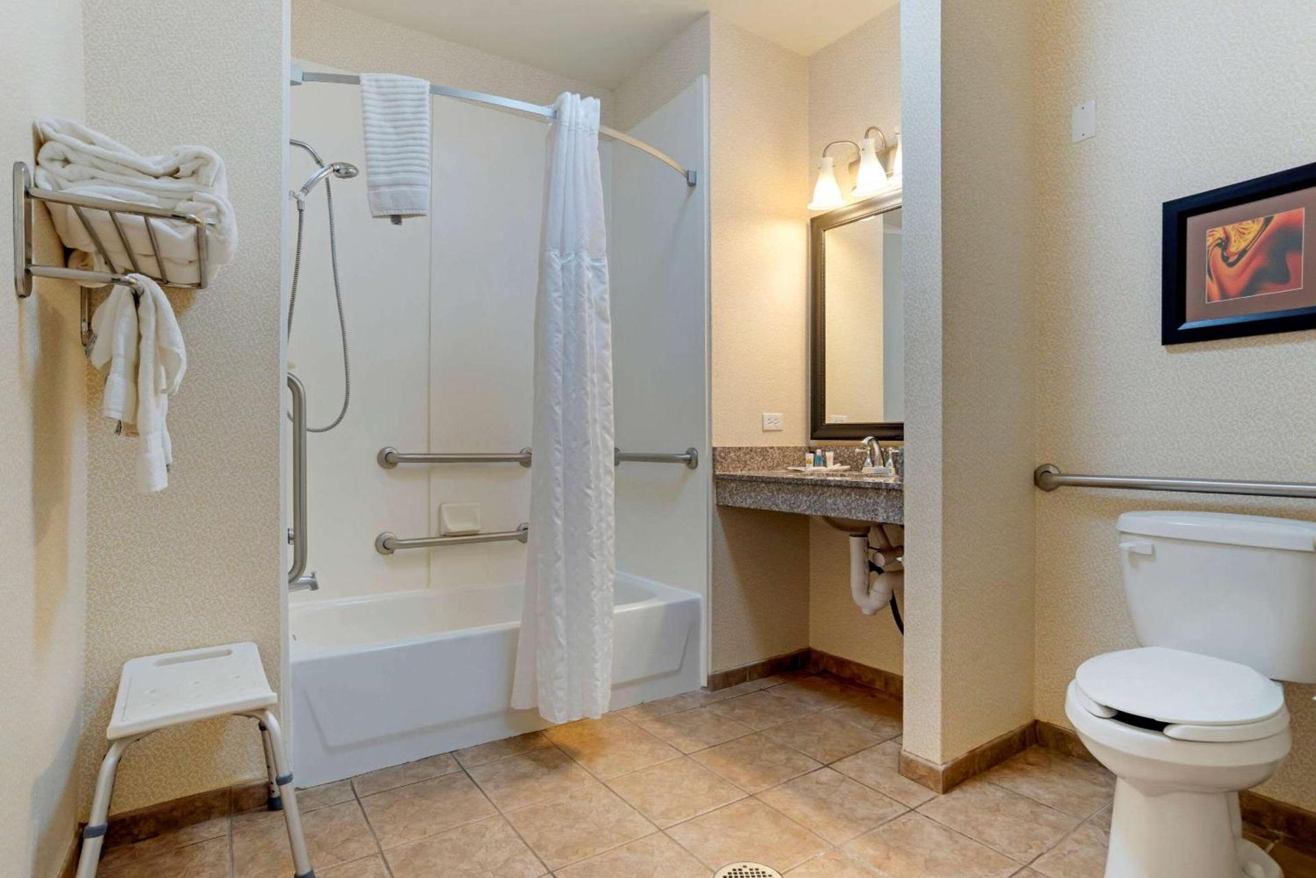 Comfort Suites Alexandria North photo 23