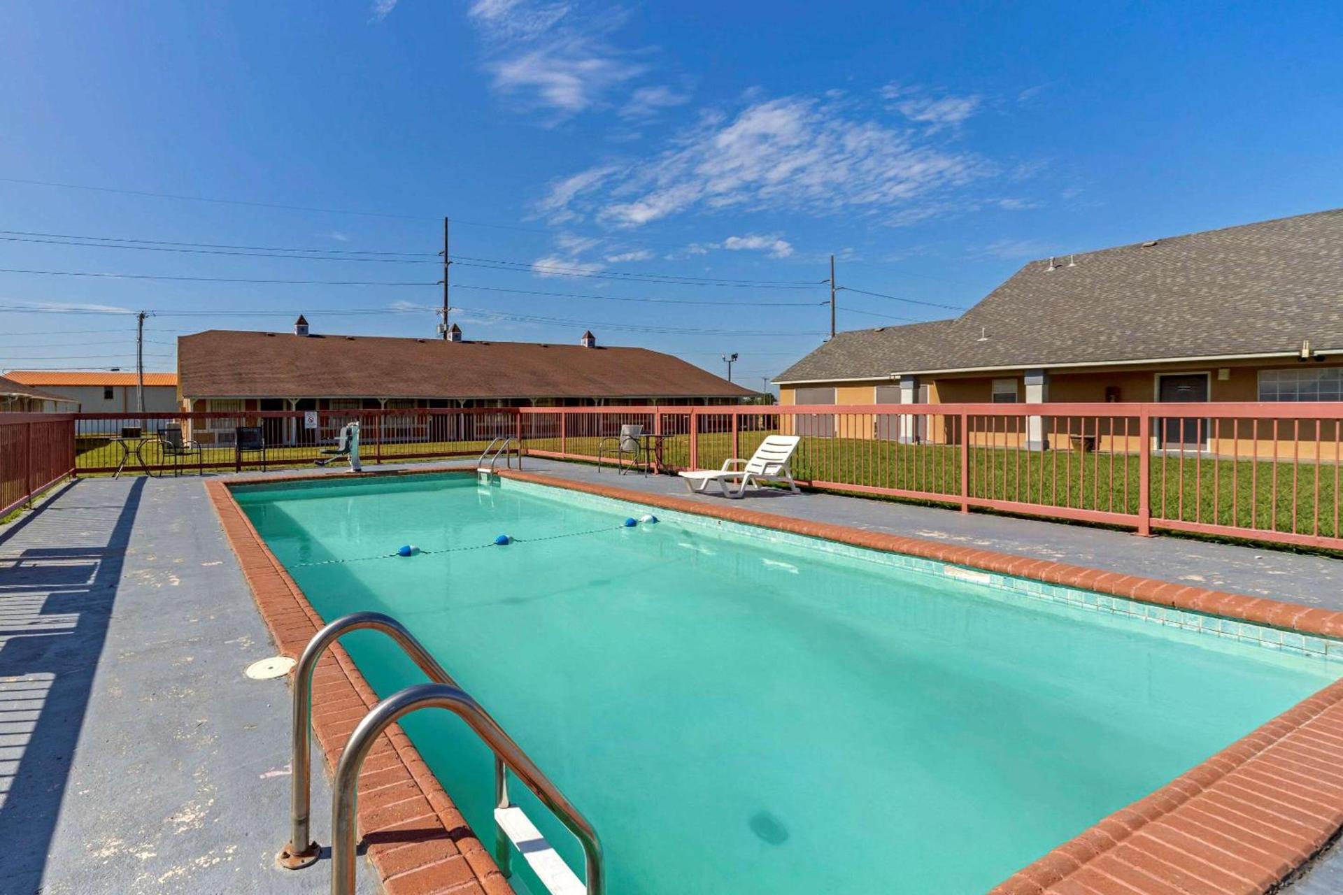 Econo Lodge Pryor photo 23