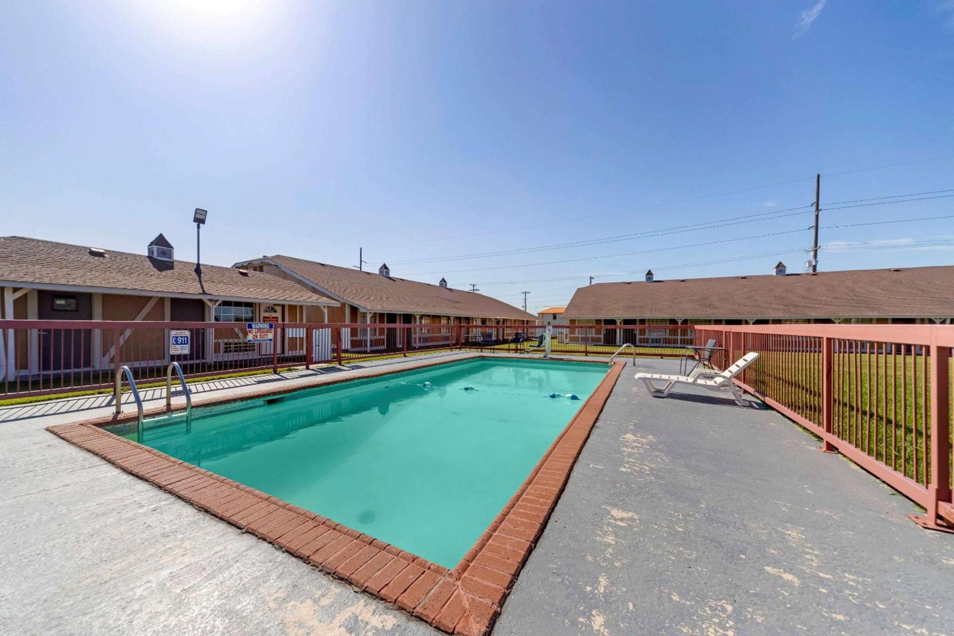 Econo Lodge Pryor photo 24