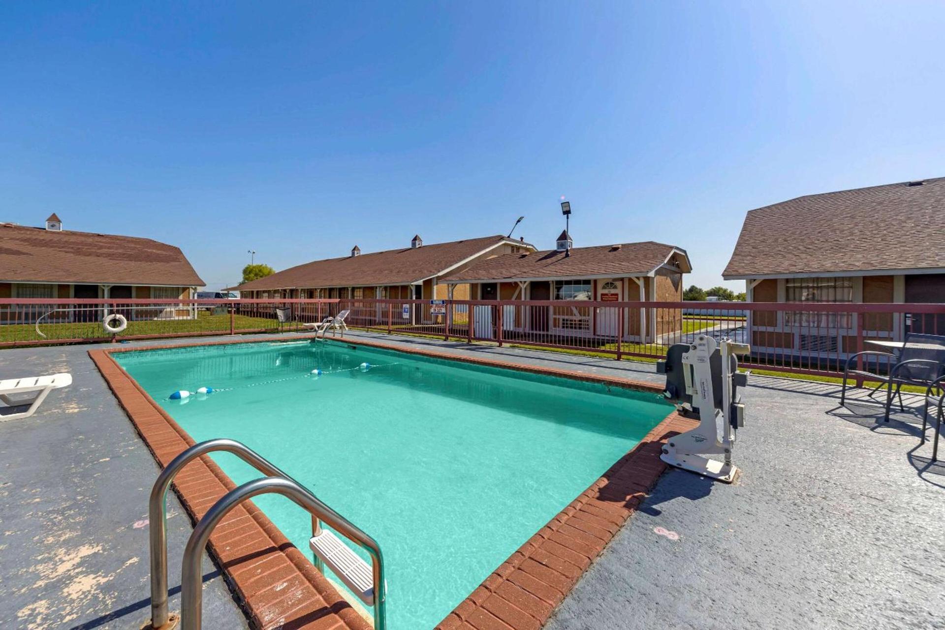 Econo Lodge Pryor photo 25