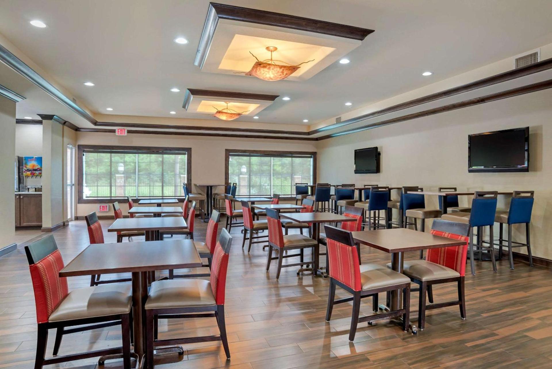 Comfort Suites Alexandria North photo 28