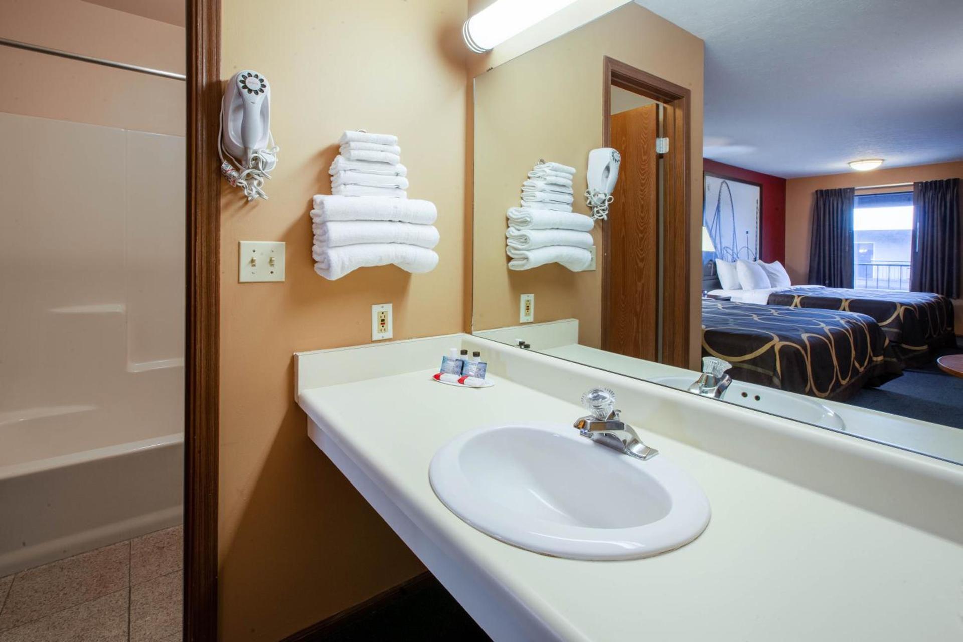 Super 8 by Wyndham Sandusky photo 34