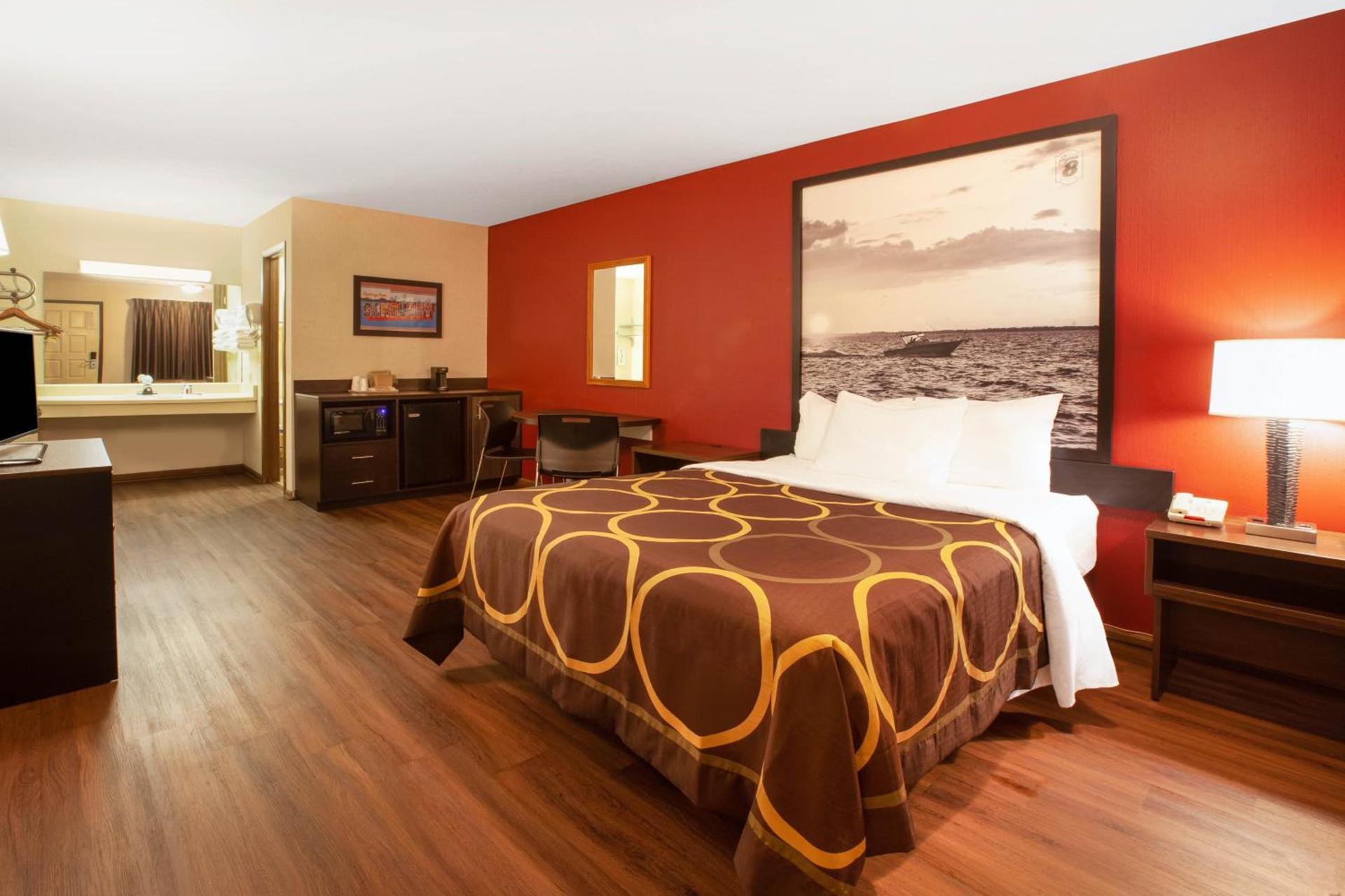 Super 8 by Wyndham Sandusky photo 35