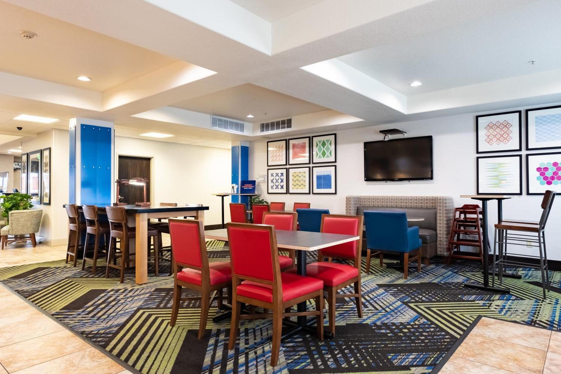 Holiday Inn Express Hotel & Suites Evanston by IHG photo 37