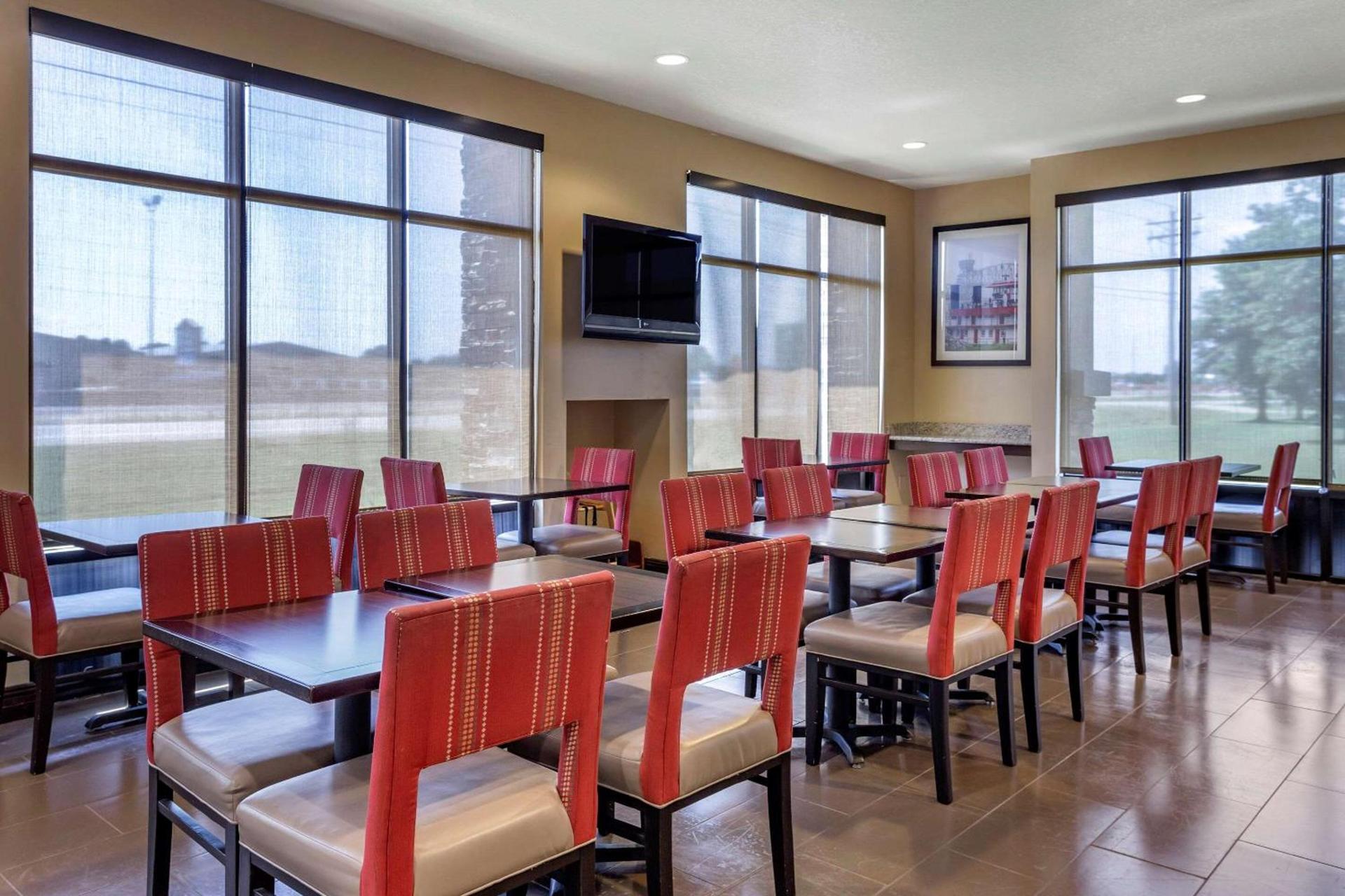Comfort Suites Jonesboro University Area photo 23
