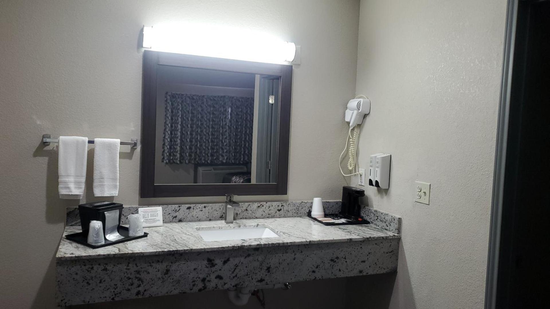 Crescent Park Motel & Suites photo 10