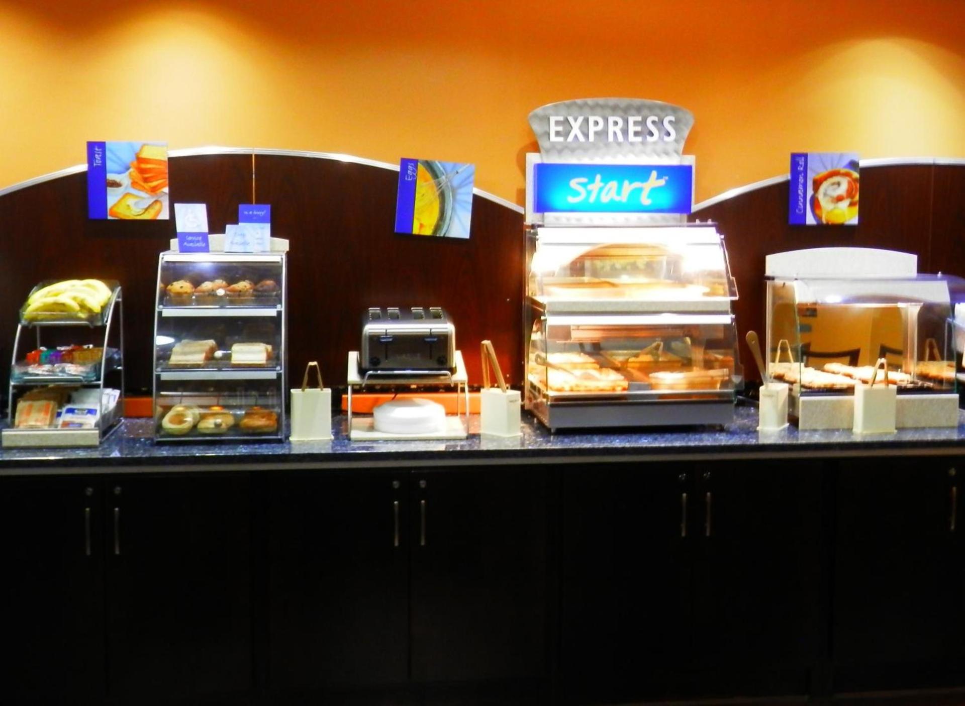 Holiday Inn Express Hotel & Suites Hinesville by IHG photo 28