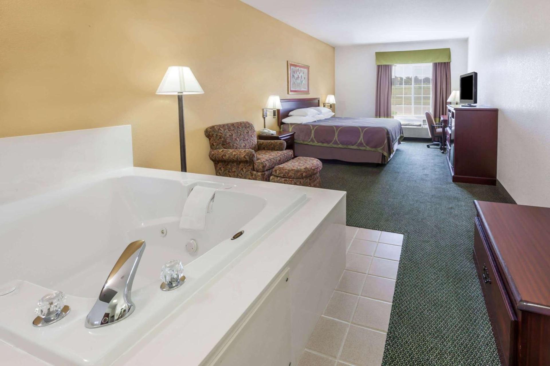 Super 8 by Wyndham Hillsboro TX photo 7