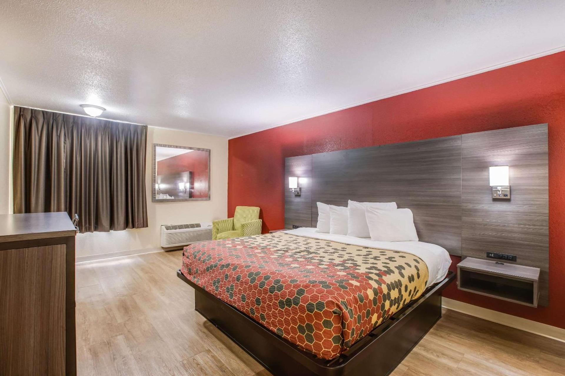 Econo Lodge Garden City - Savannah photo 10