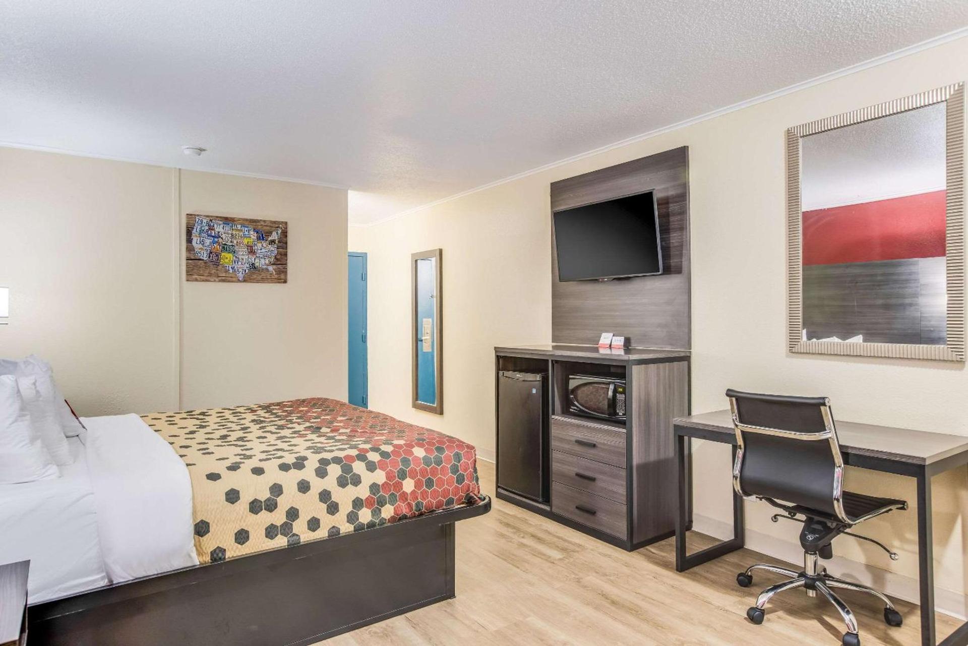 Econo Lodge Garden City - Savannah photo 12