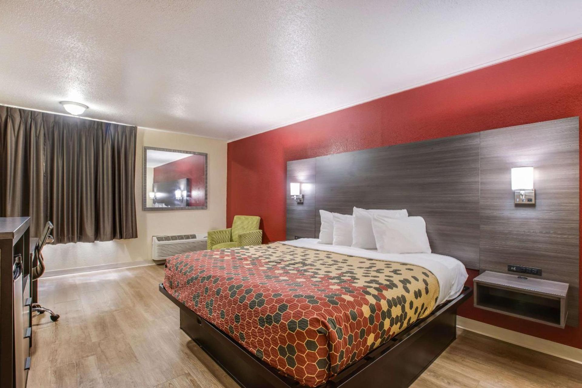 Econo Lodge Garden City - Savannah photo 13