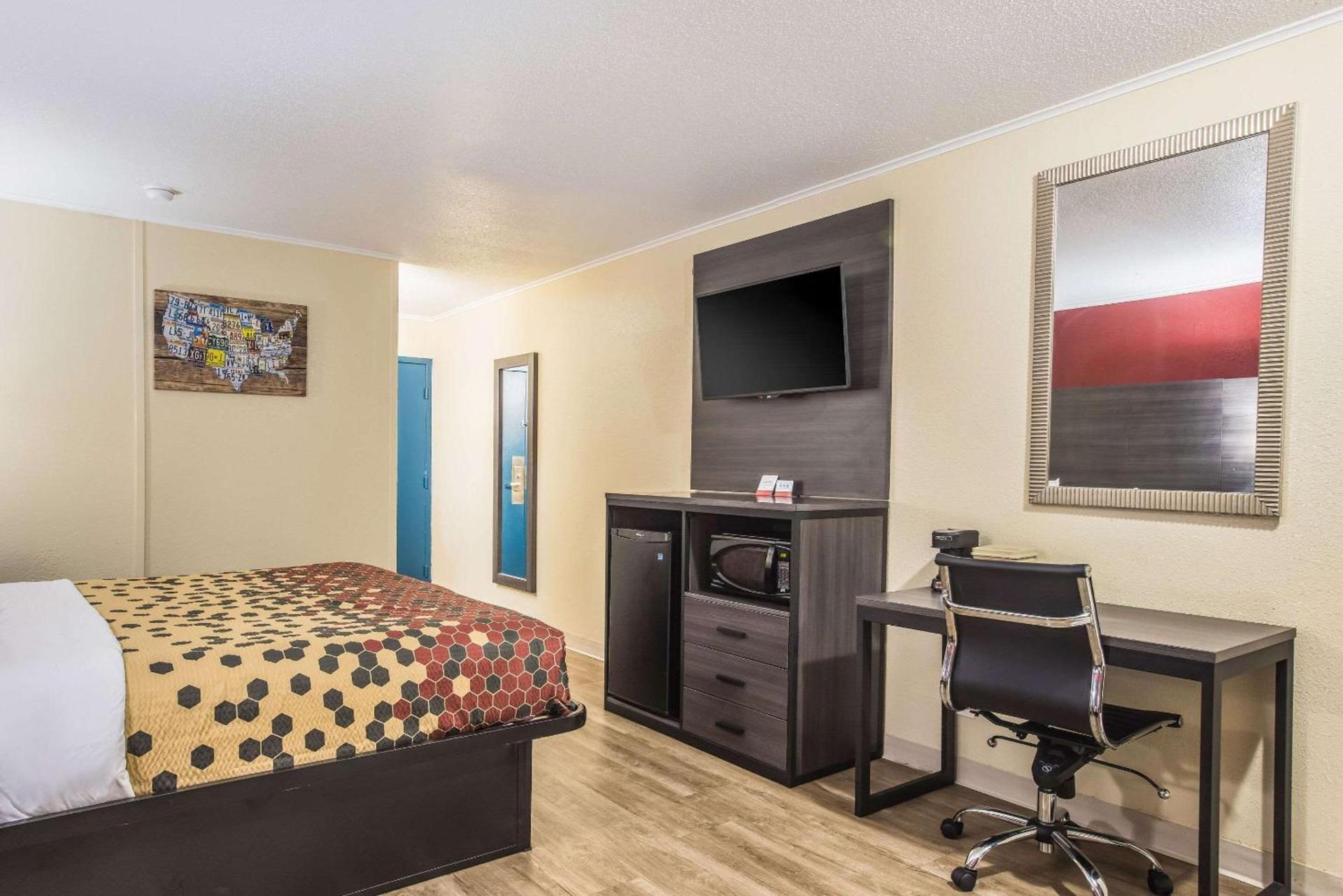 Econo Lodge Garden City - Savannah photo 15