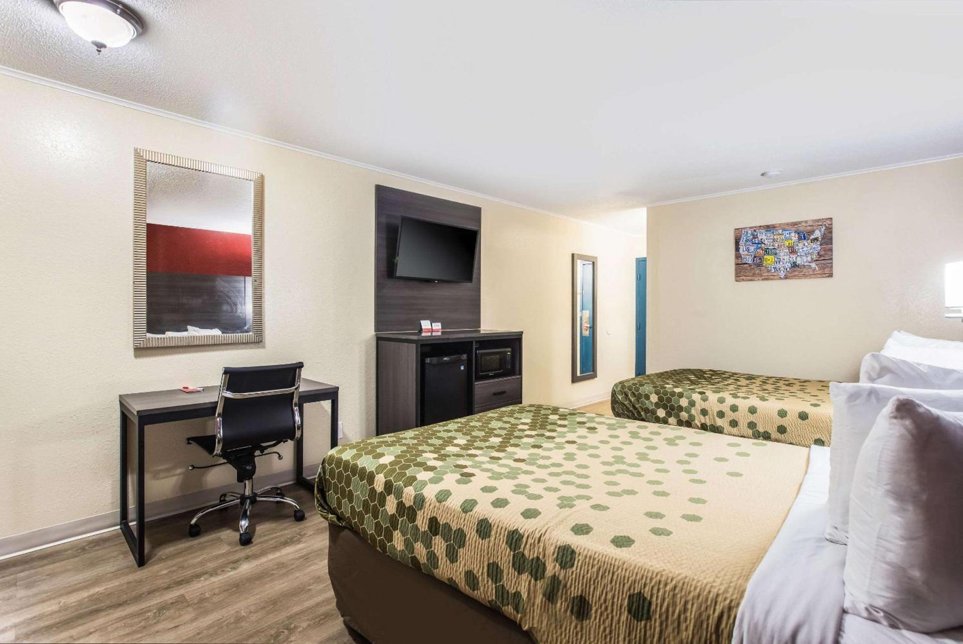 Econo Lodge Garden City - Savannah photo 18
