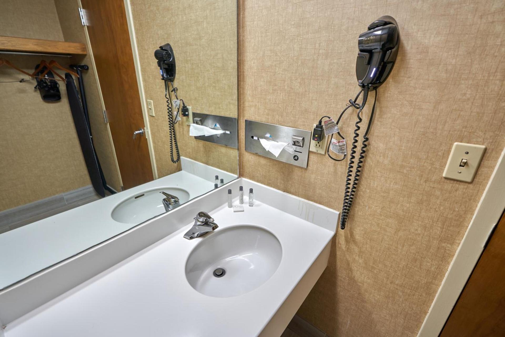 Riverview Inn & Suites photo 22