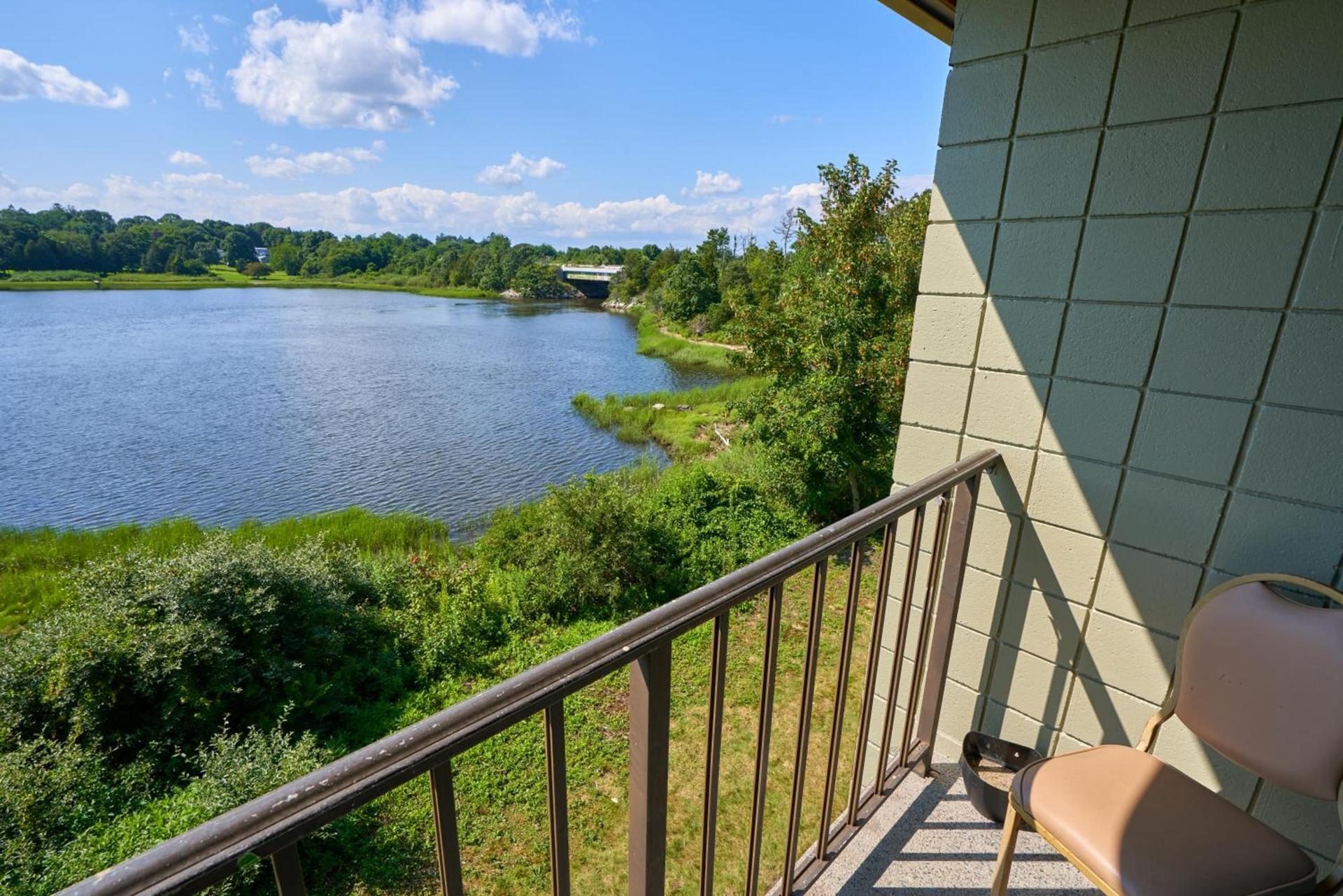 Riverview Inn & Suites photo 43