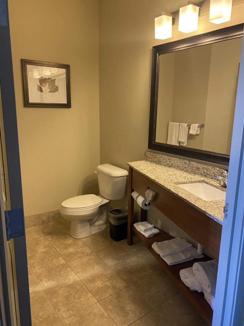 AmericInn by Wyndham Hartford SD photo 51