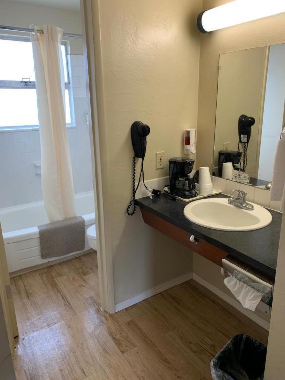 Economy Inn photo 9