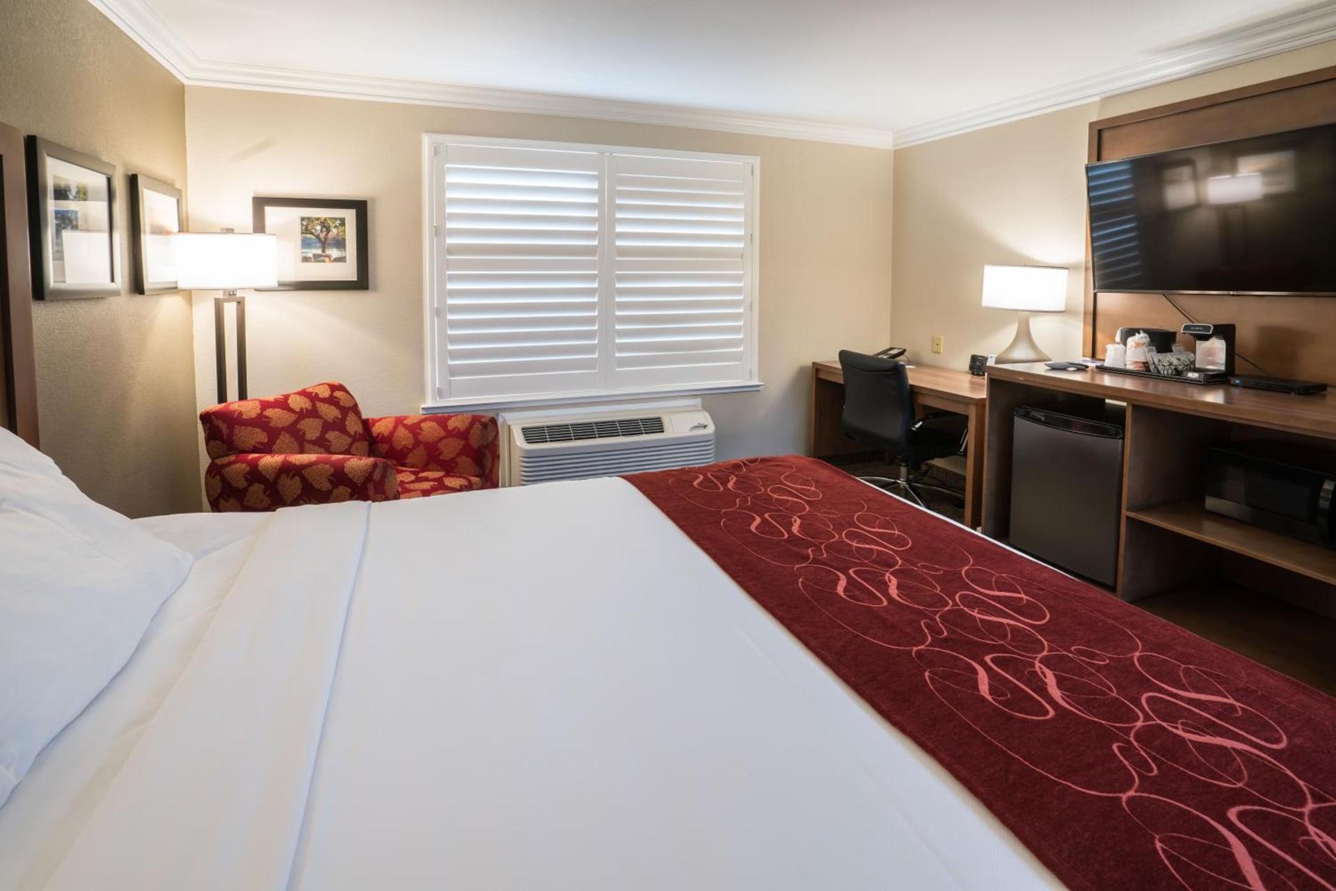 Comfort Suites Fresno River Park photo 25