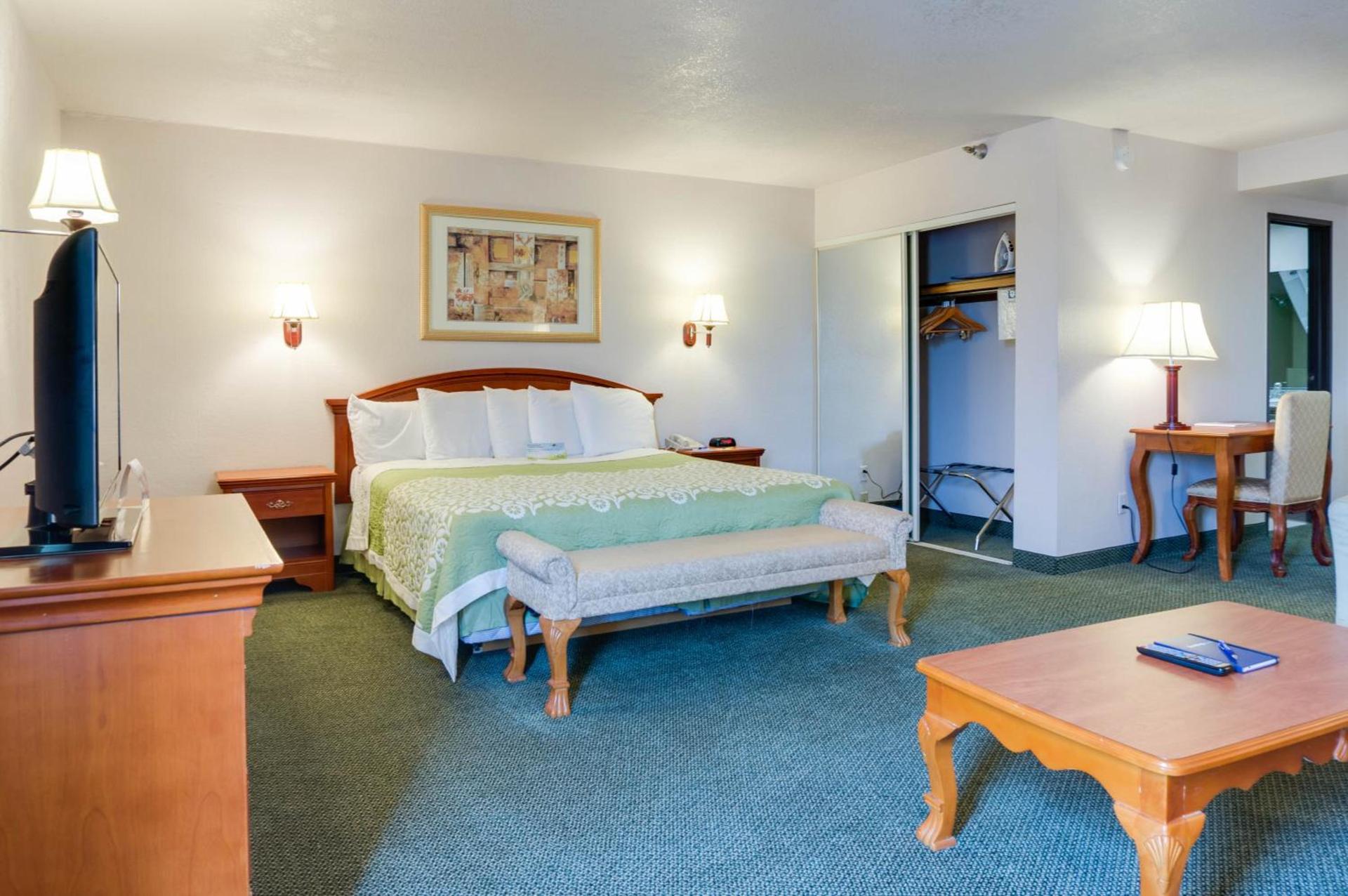 Days Inn & Suites by Wyndham Fullerton photo 3