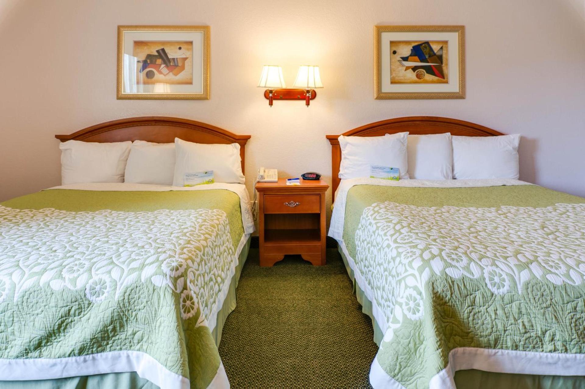 Days Inn & Suites by Wyndham Fullerton photo 4