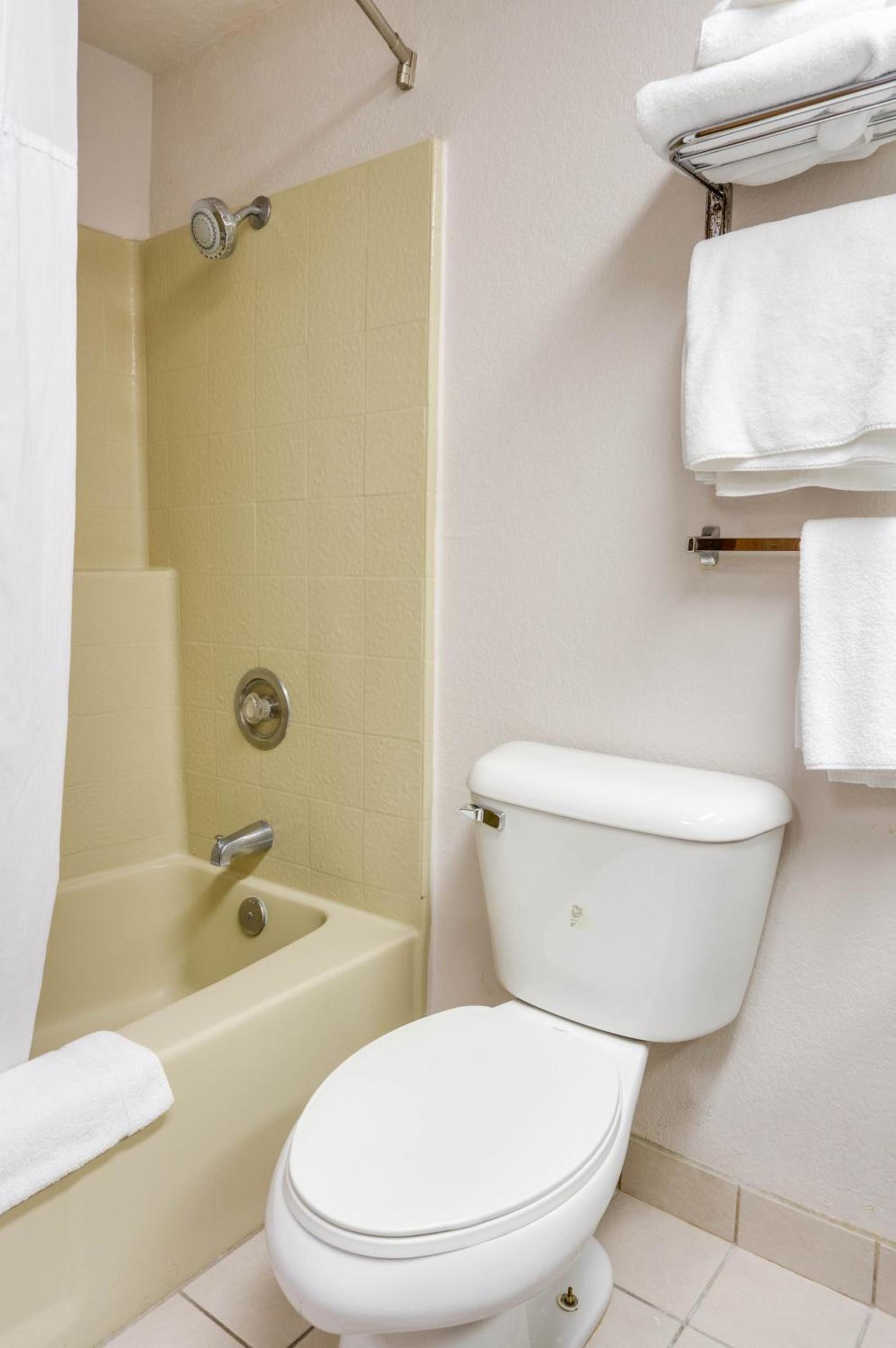 Days Inn & Suites by Wyndham Fullerton photo 5
