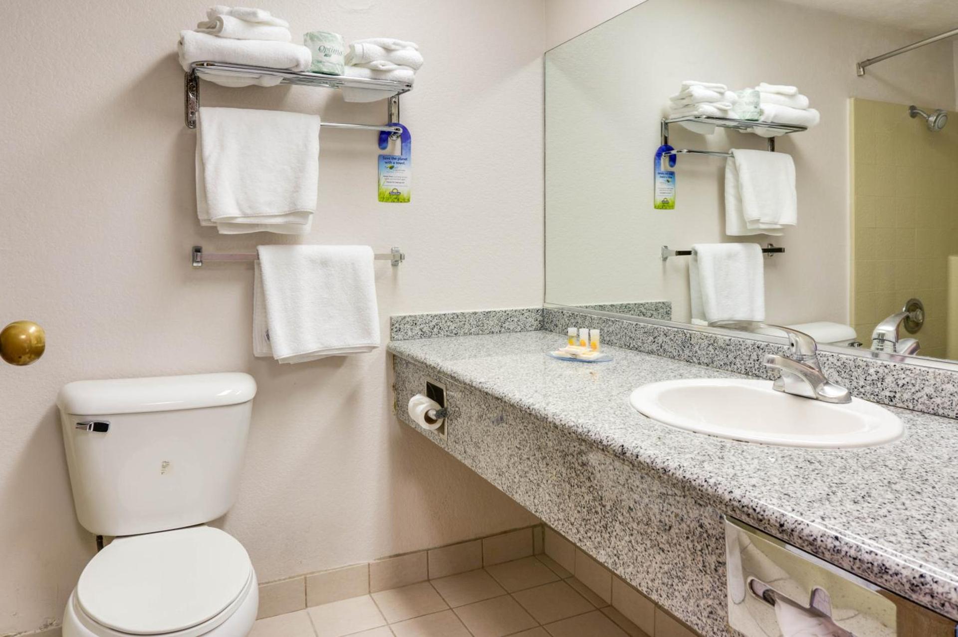 Days Inn & Suites by Wyndham Fullerton photo 7
